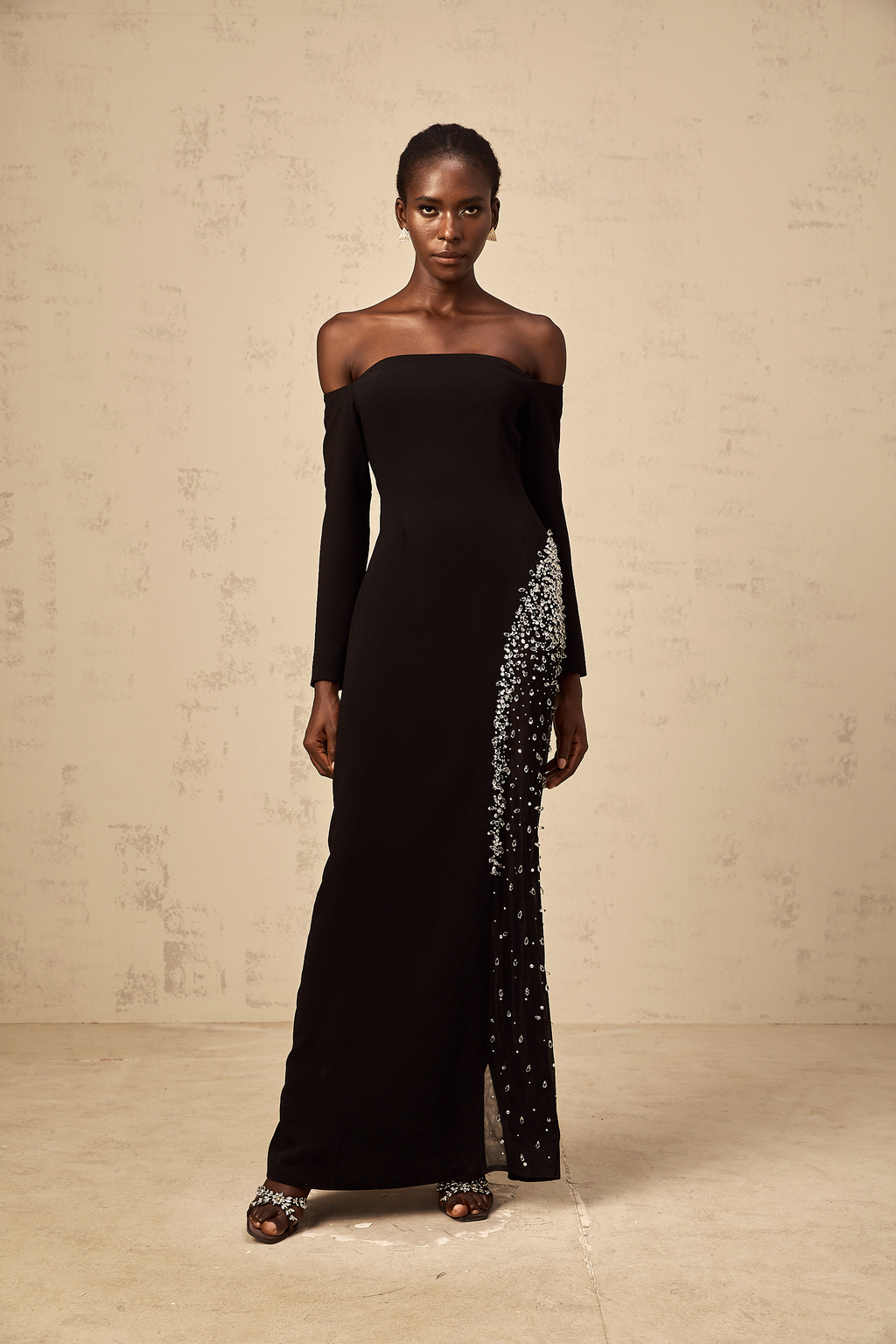 Vestido largo de malla negra Hyacinthe con adornos, diseño maxi y detalles elegantes, ideal para ocasiones especiales.