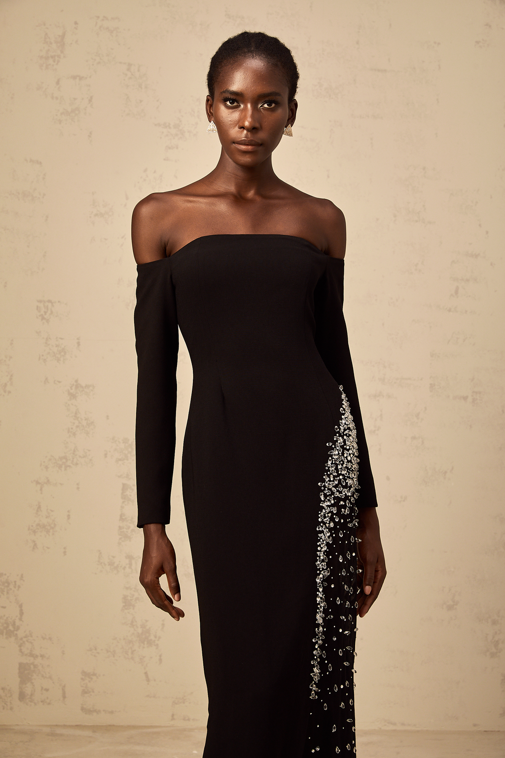 Vestido maxi negro Hyacinthe con paneles de malla y adornos, estilo elegante y moderno, vista frontal del vestido en la imagen.