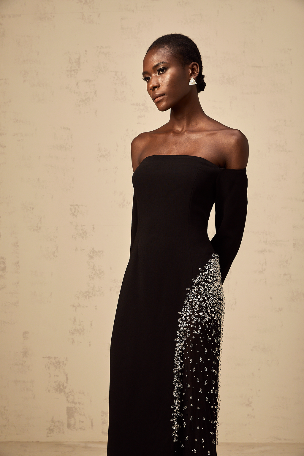 Vestido maxi negro Hyacinthe con paneles de malla y adornos, diseñado por Final Sale, para ocasiones elegantes y modernas.