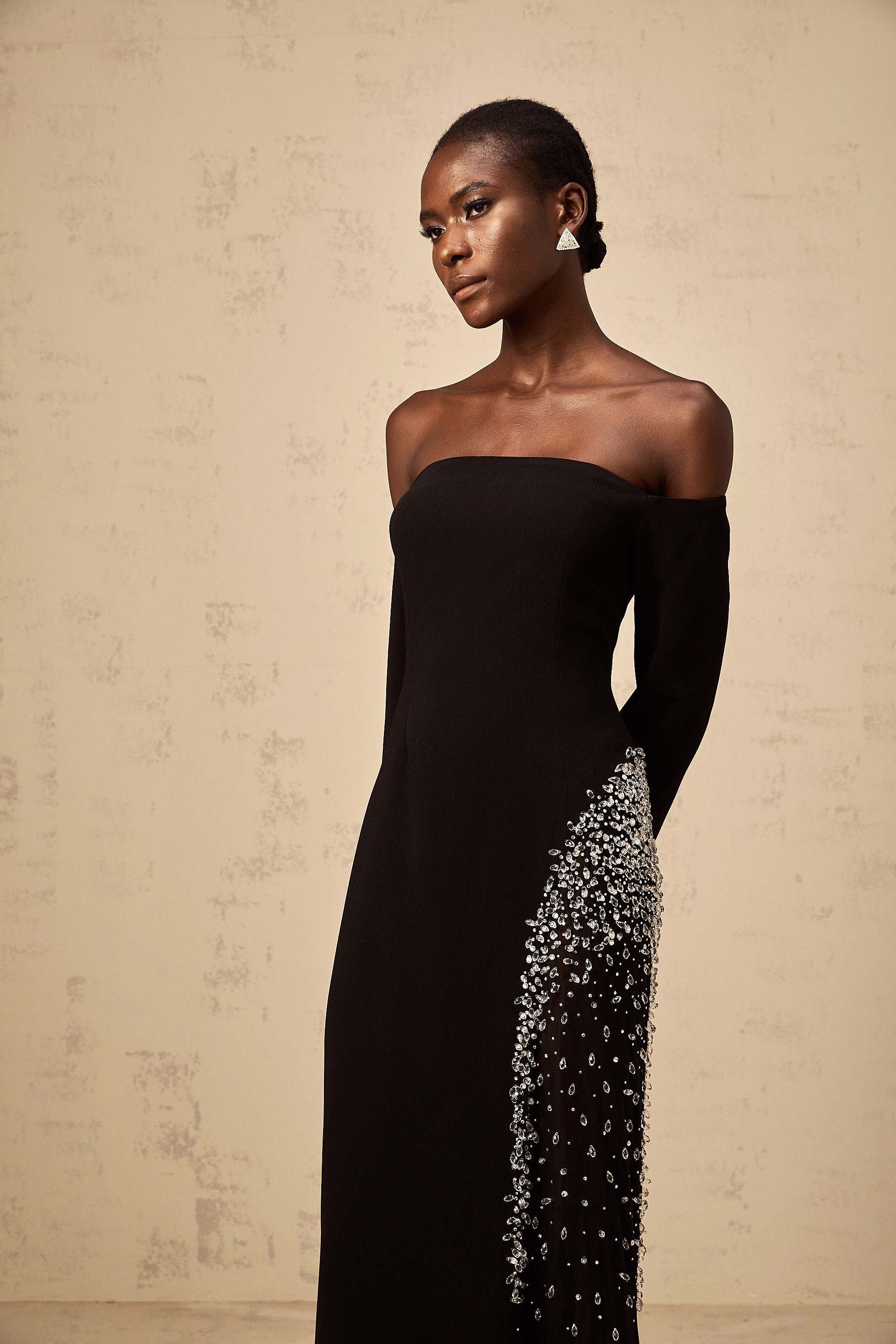 Vestido maxi negro Hyacinthe con paneles de malla y adornos, diseñado por Final Sale, para ocasiones elegantes y modernas.