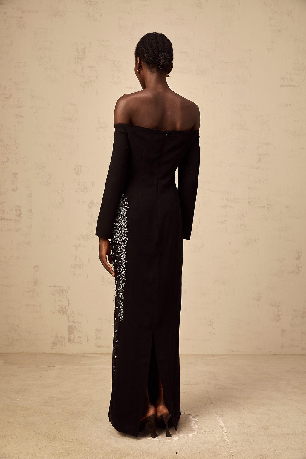 Vestido largo maxi negro con paneles de malla y adornos, diseñado por Final Sale, visible en la imagen.