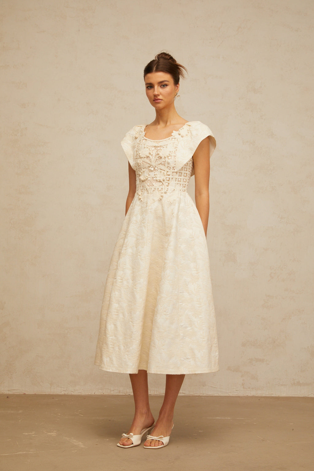Vestido midi de flores con bordado en tonos neutrales de la marca Final Sale, con detalles adornados y estilo elegante.