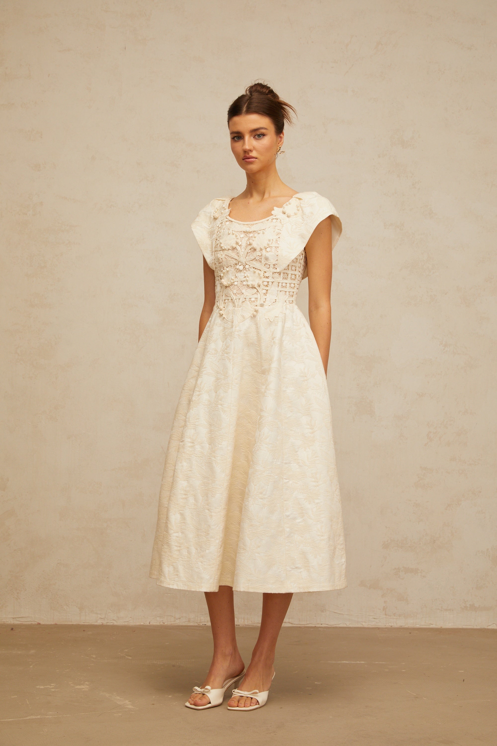 Vestido midi de flores con bordado en tonos neutrales de la marca Final Sale, con detalles adornados y estilo elegante.