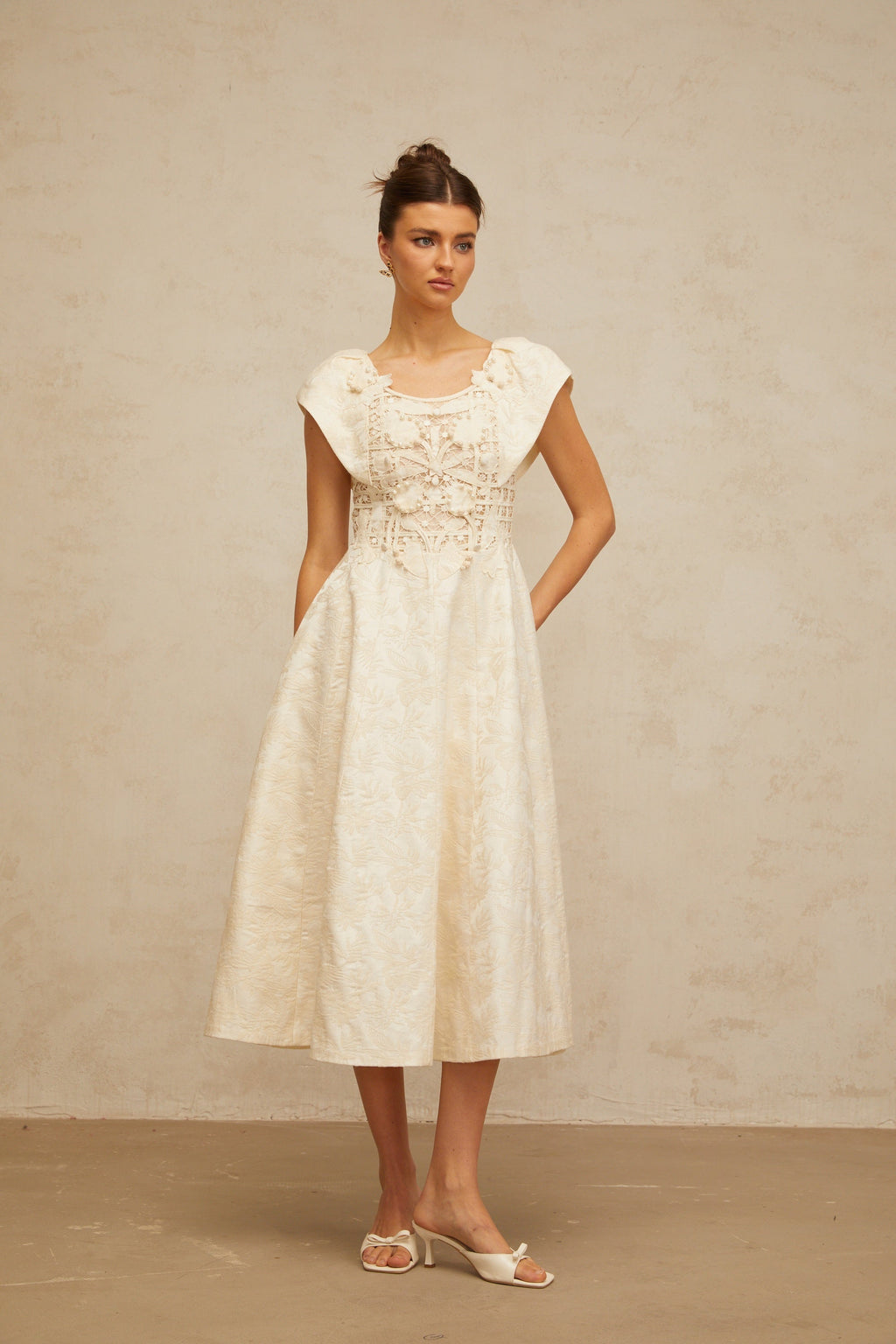 Vestido midi de flores y bordados en tonos neutros de la marca Final Sale, con detalles adornados y estilo elegante.