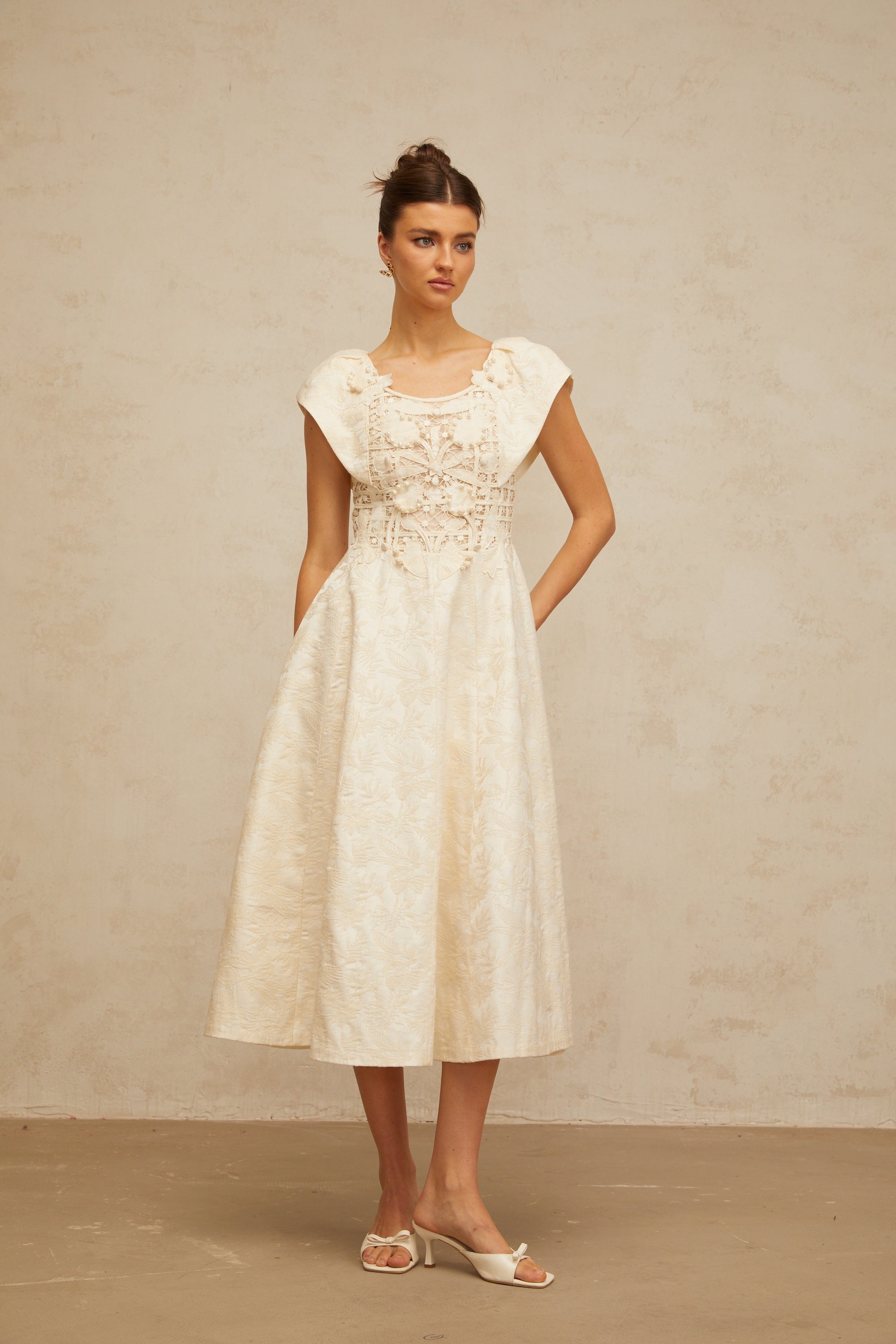 Vestido midi de flores y bordados en tonos neutros de la marca Final Sale, con detalles adornados y estilo elegante.