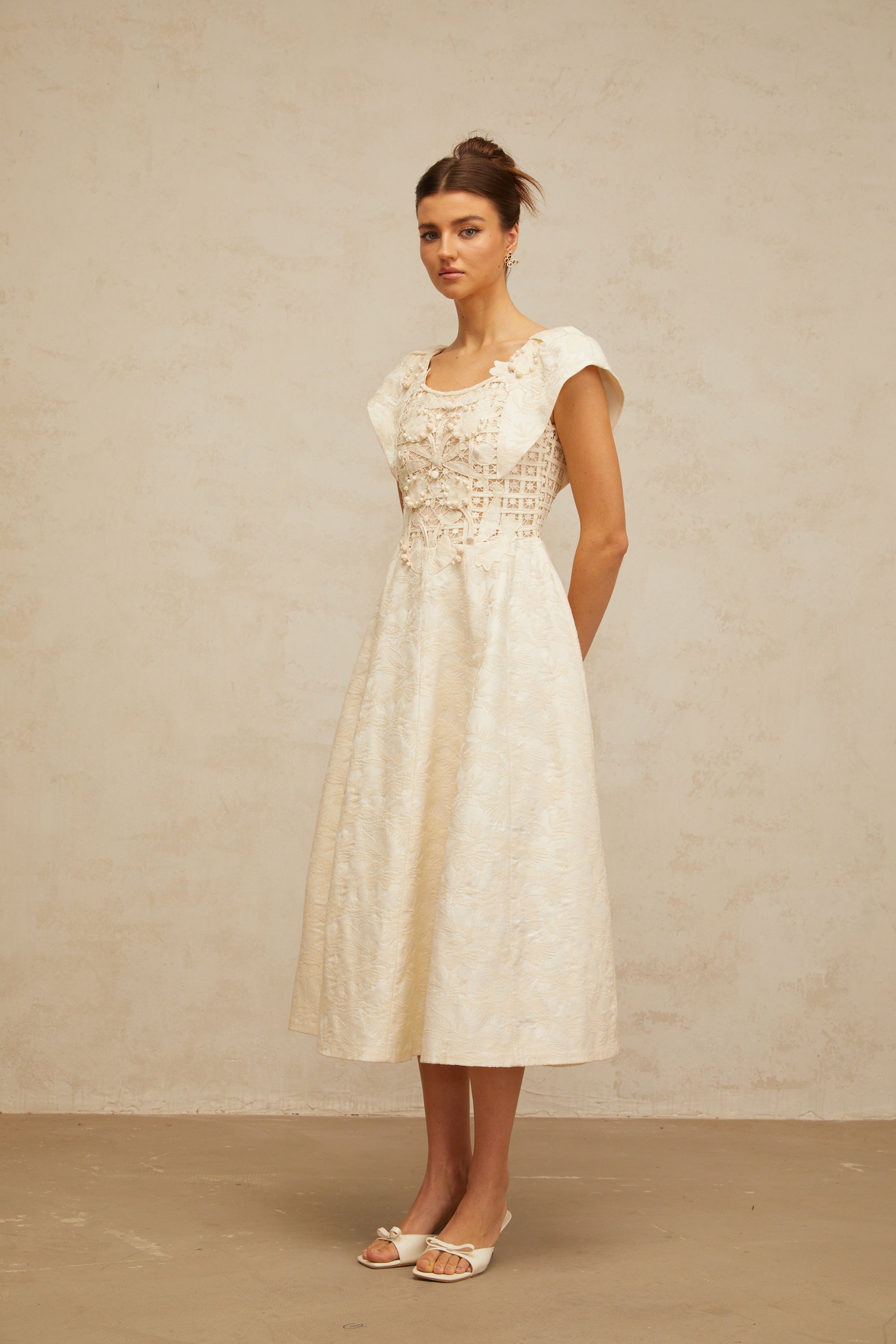Vestido midi de flores bordadas en tonos neutros de la marca Final Sale, con detalles adornados y diseño elegante.