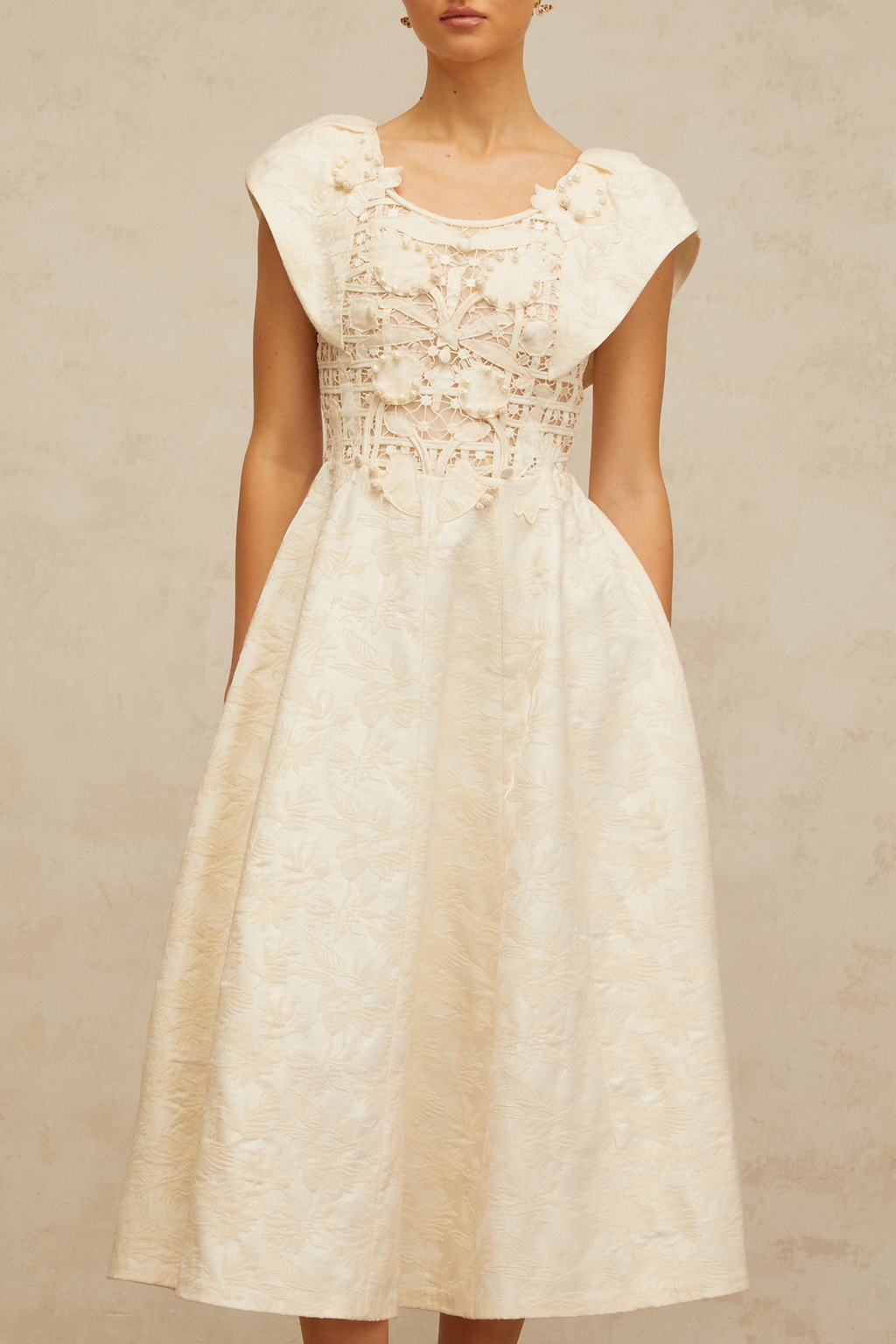 Vestido midi de flores con bordado y detalles adornados en tonos neutros de la marca Final Sale.