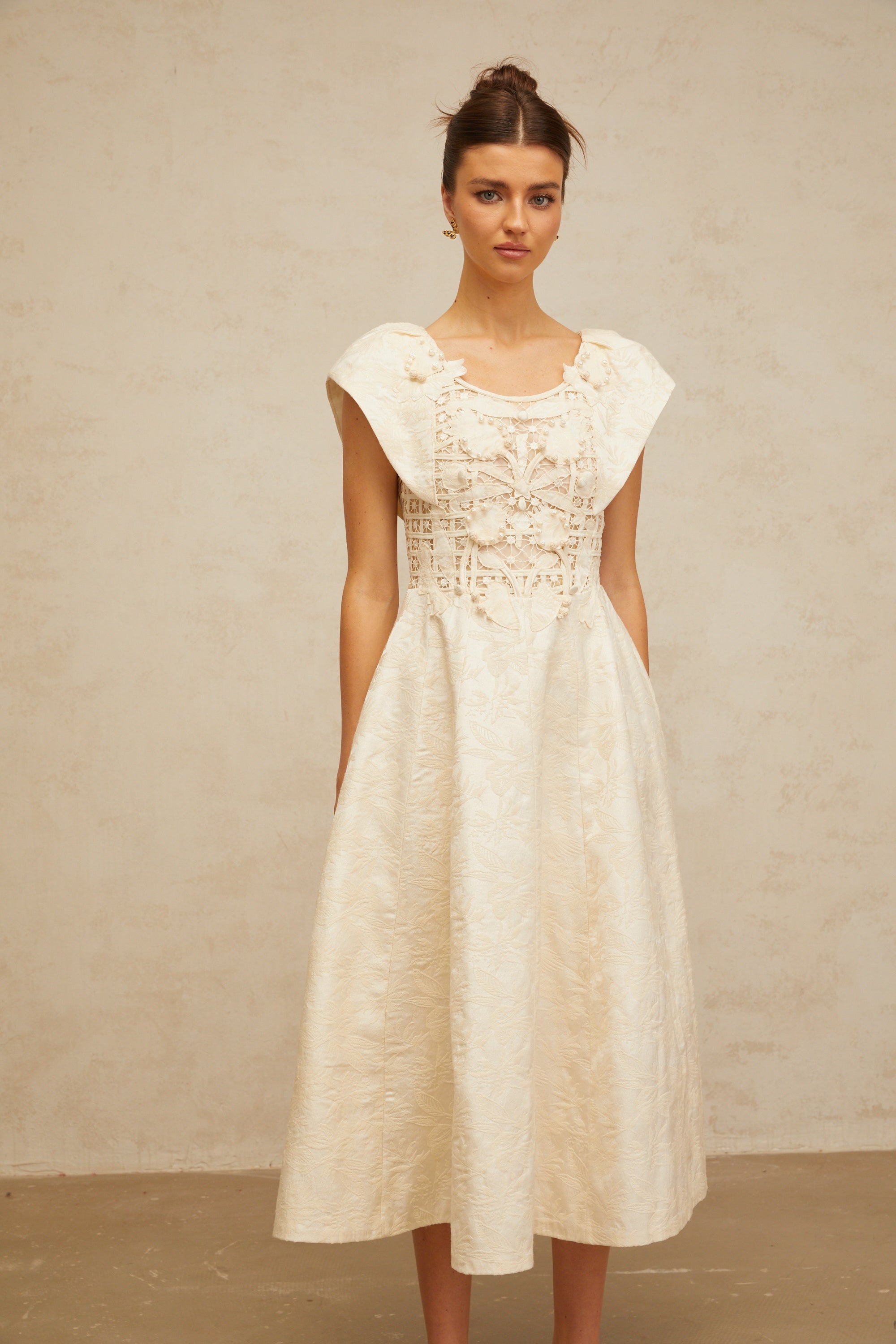 Vestido midi de flores con bordado en tonos neutros de la marca Final Sale, con detalles adornados y diseño elegante.