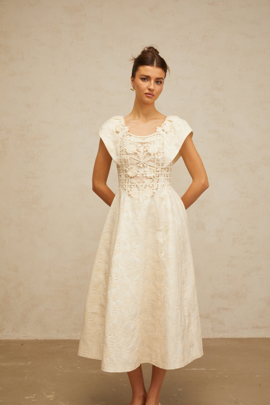 Vestido midi floral bordado en tonos neutros de Xenia, con detalles ornamentales y diseño elegante para ocasiones especiales