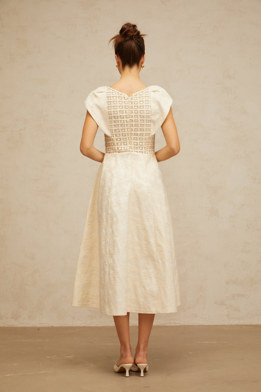 Vestido midi de flores bordadas en tonos neutros de la marca Final Sale, con detalles embellished y estilo elegante.