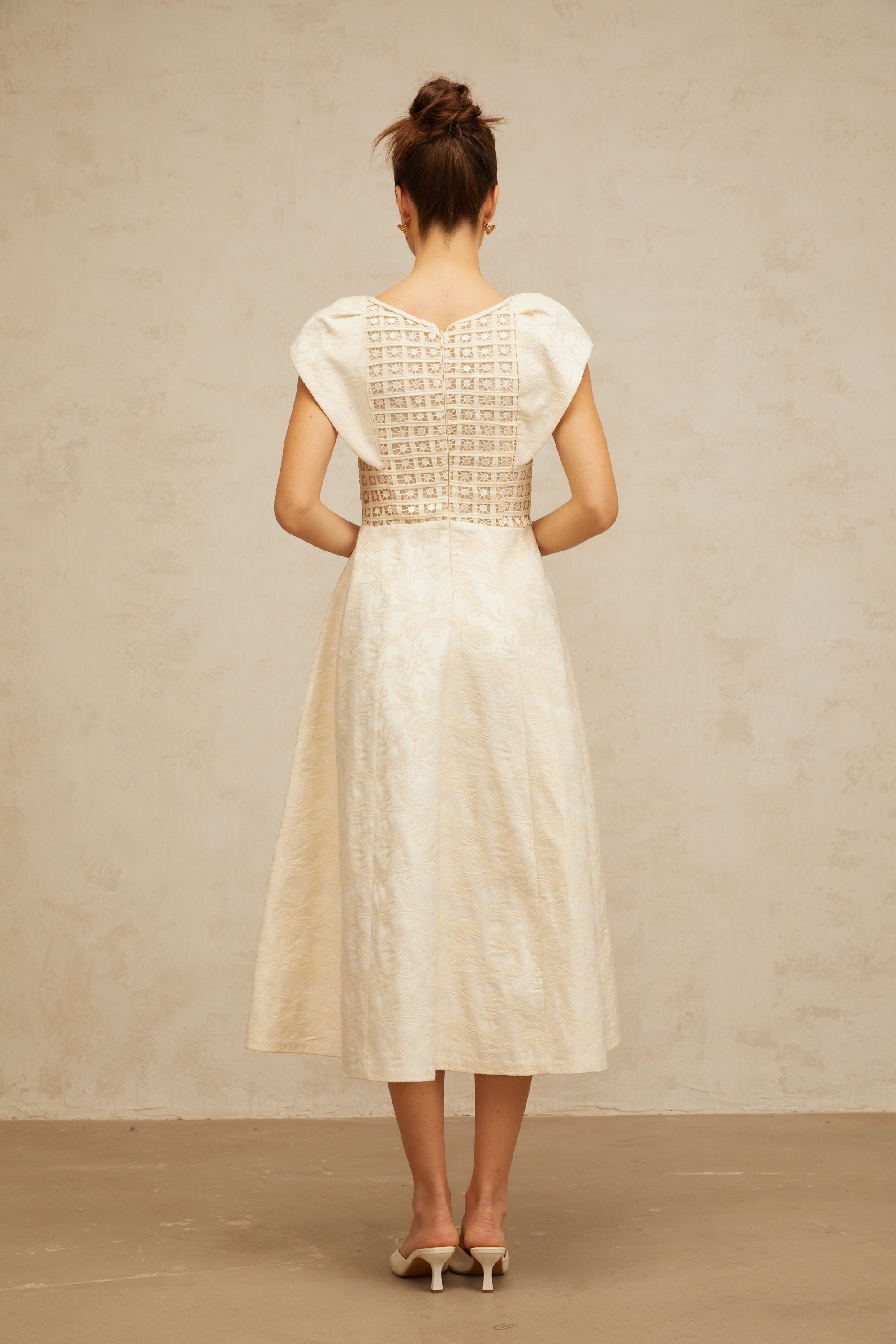 Vestido midi de flores bordadas en tonos neutros de la marca Final Sale, con detalles embellished y estilo elegante.