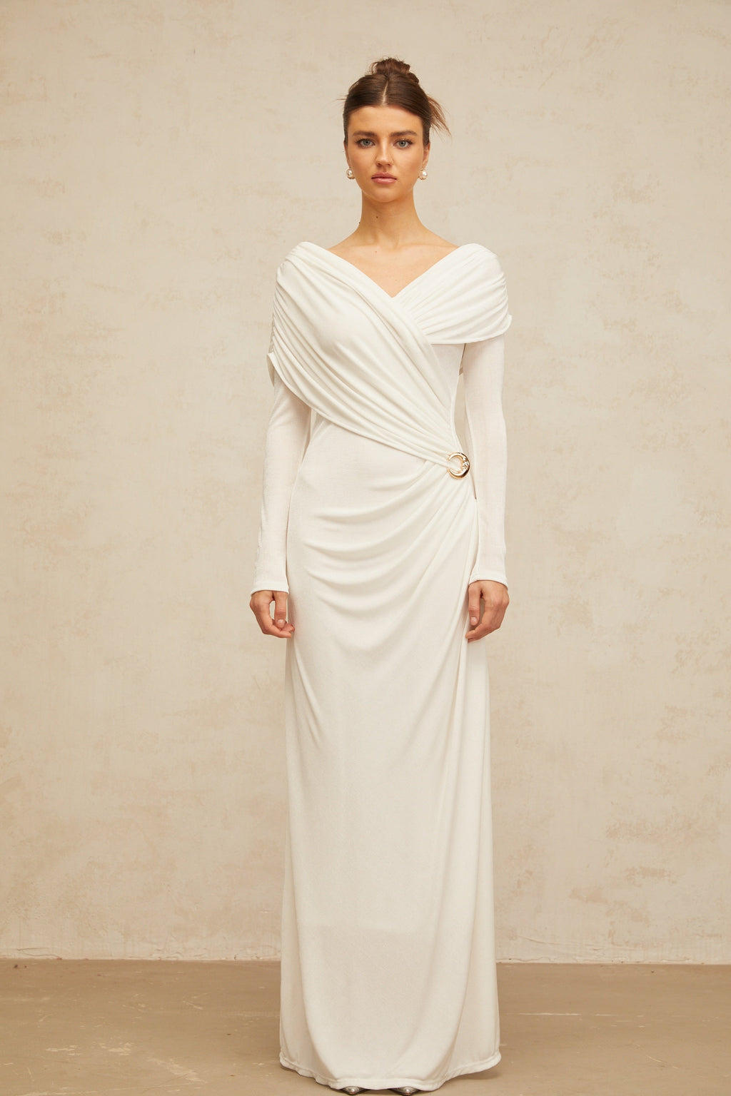 Vestido largo ajustado y fruncido Hélène en blanco, vestido de noche de tela stretch, estilo maxi y ajustado al cuerpo.