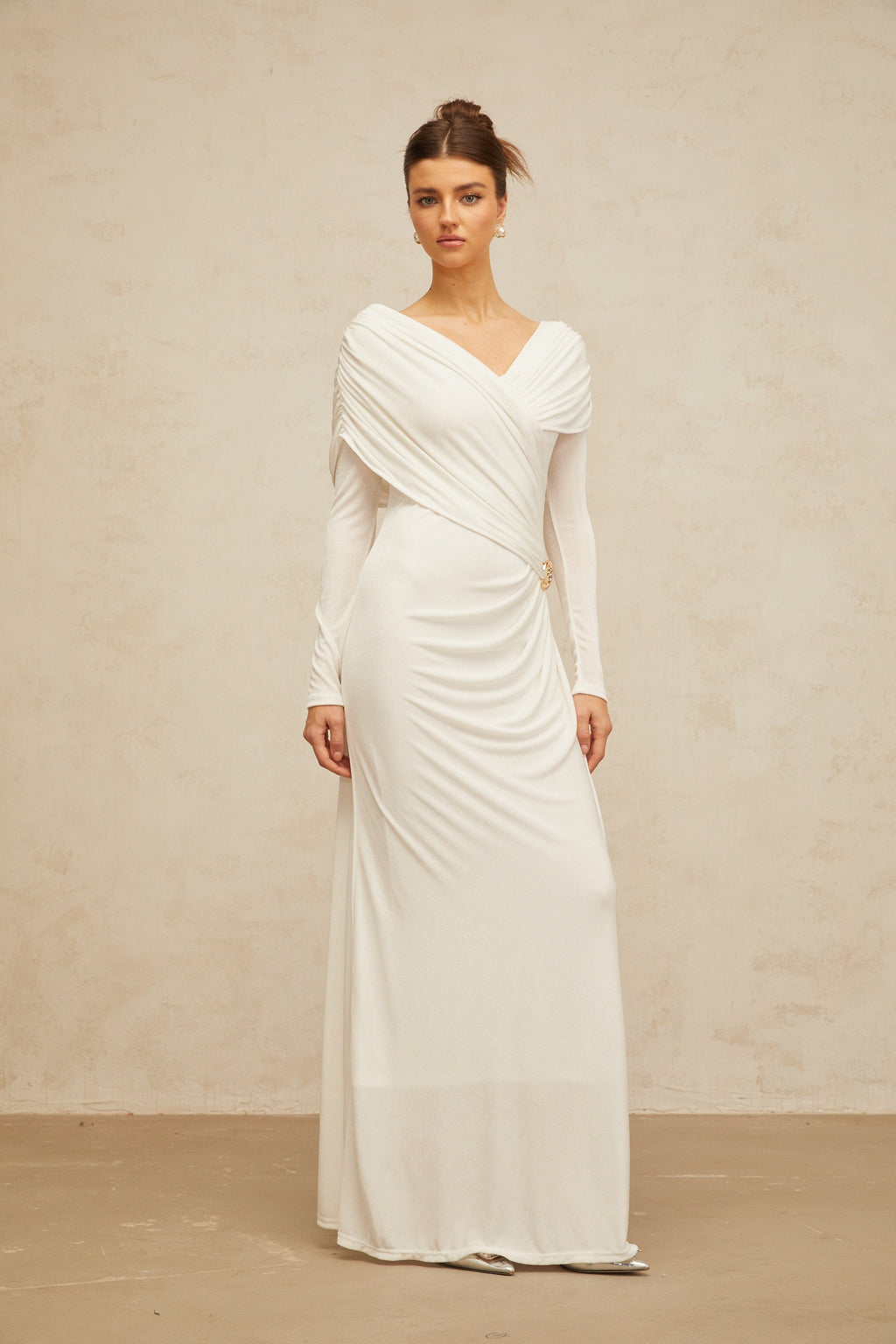 Vestido largo ajustado blanco Hélène de la marca Final Sale con detalles fruncidos y tela stretch.