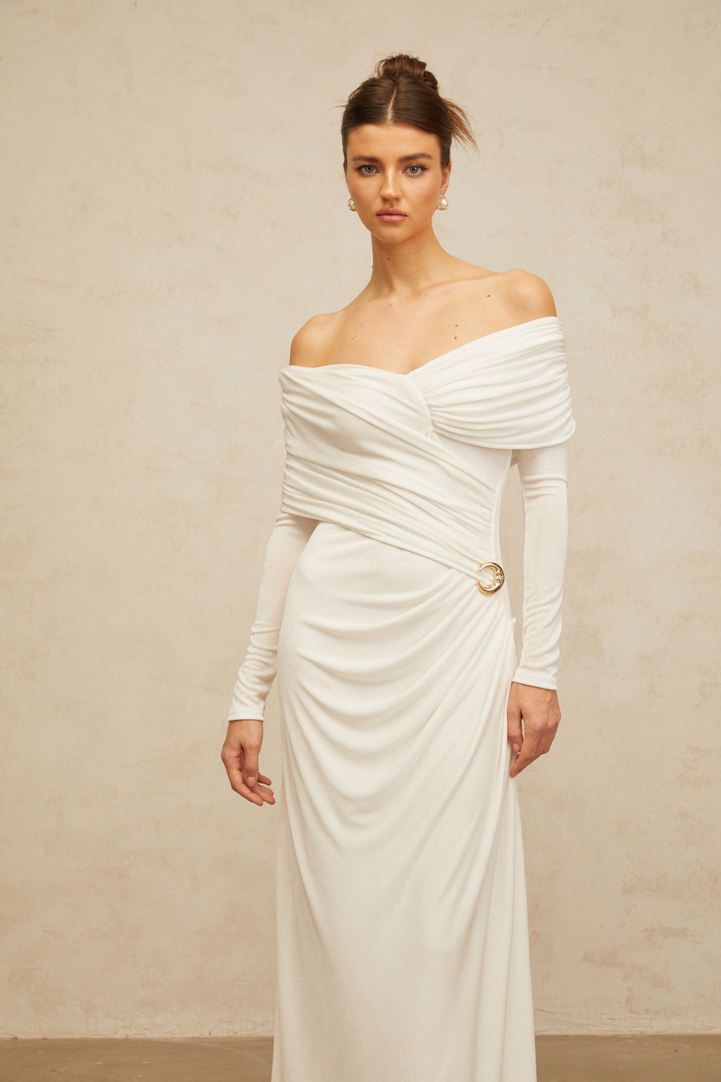 Vestido largo ajustado y fruncido Hélène en blanco, vestido maxi de tela stretch, para ocasiones elegantes.