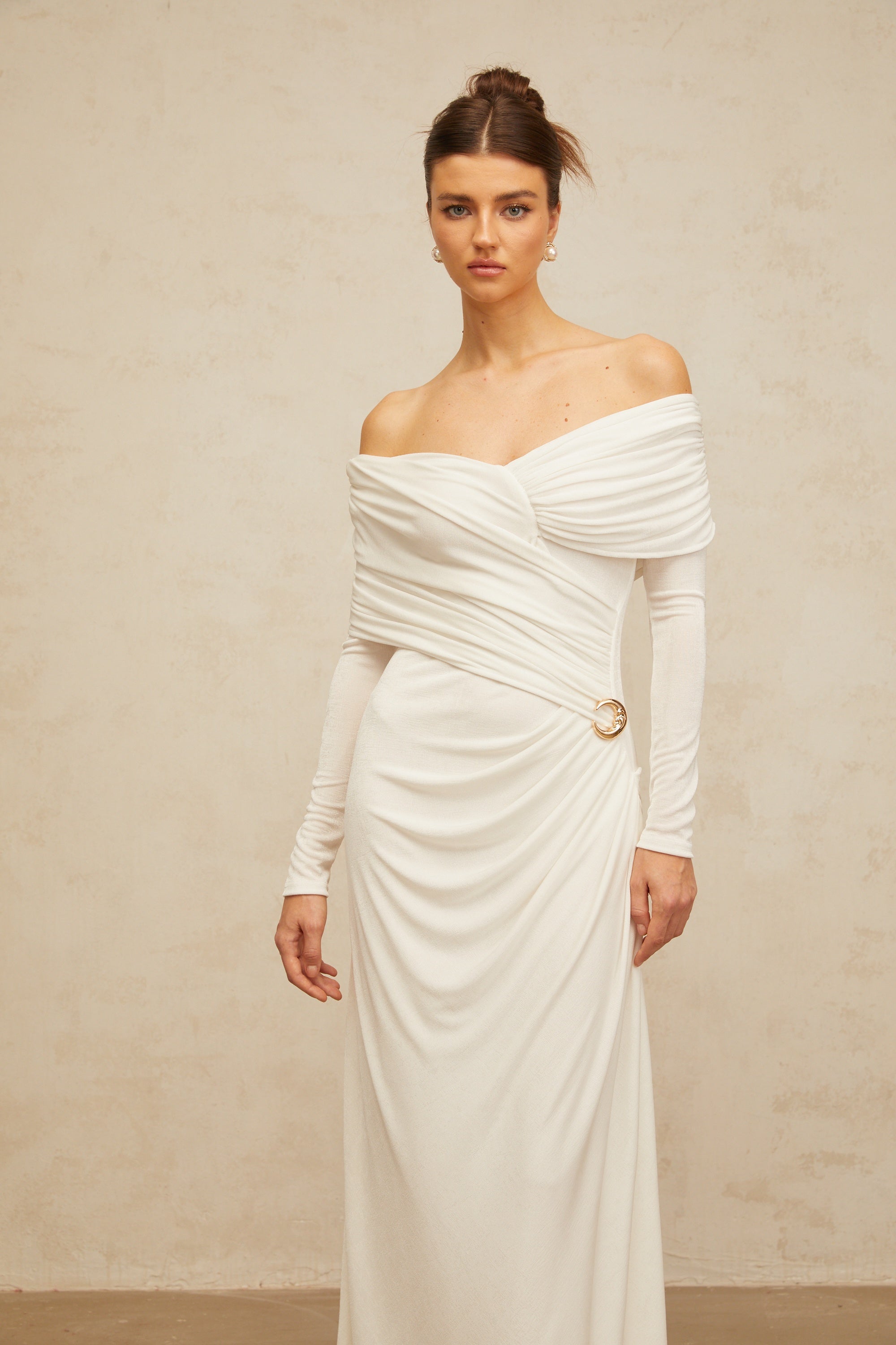 Vestido largo ajustado y fruncido Hélène en blanco, vestido maxi de tela stretch, para ocasiones elegantes.