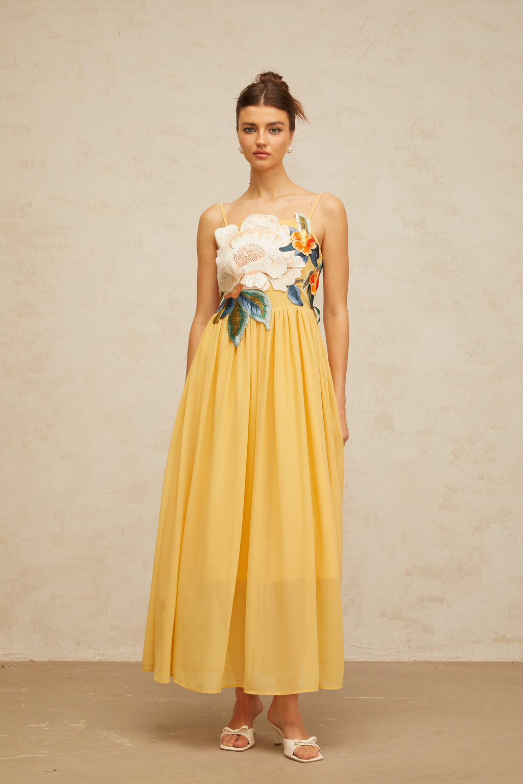Vestido maxi floral con bordado y fruncido en amarillo de la marca Final Sale, con detalles elegantes y estilo veraniego.