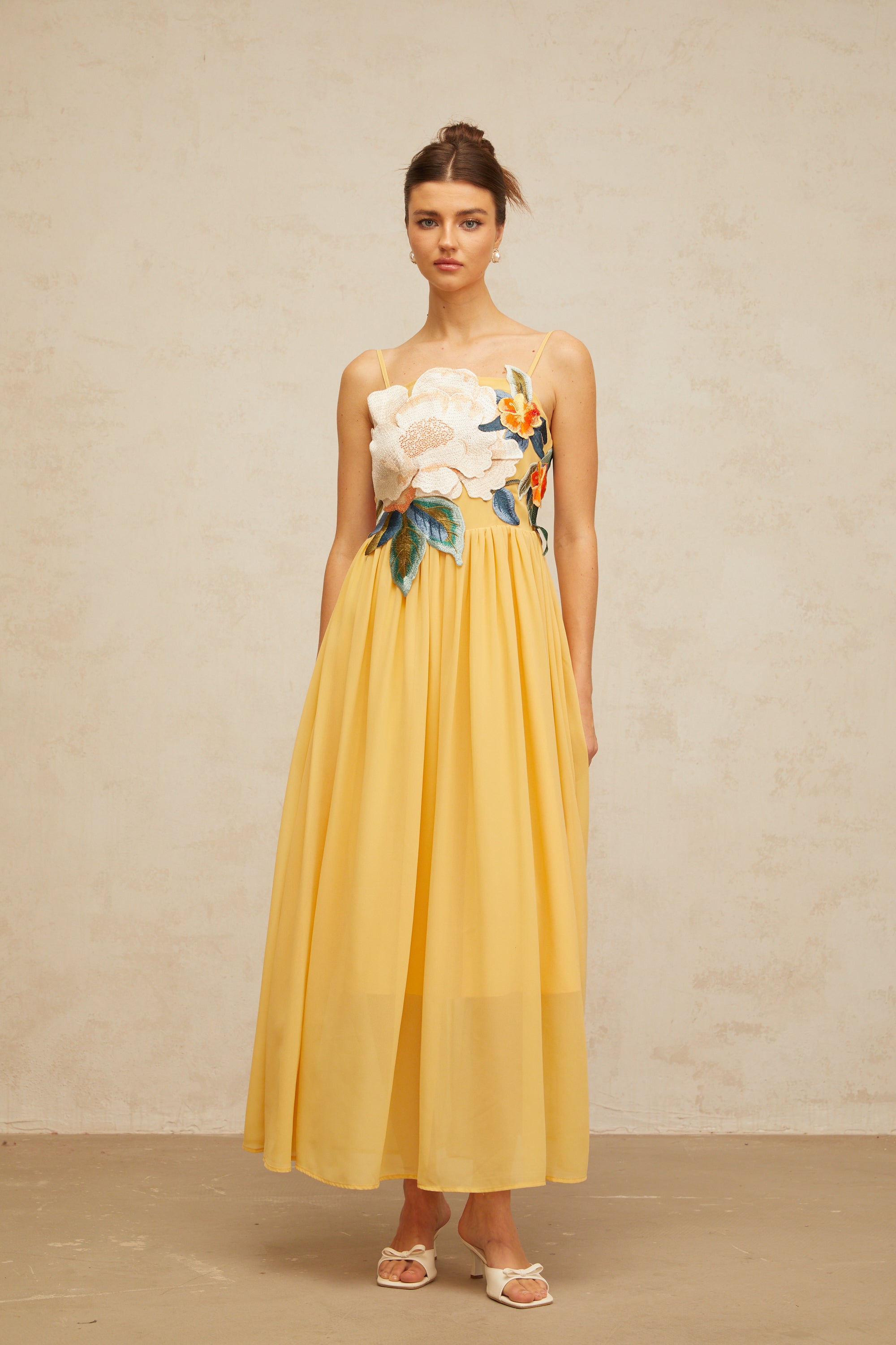 Vestido maxi floral con bordado y fruncido en amarillo de la marca Final Sale, con detalles elegantes y estilo veraniego.