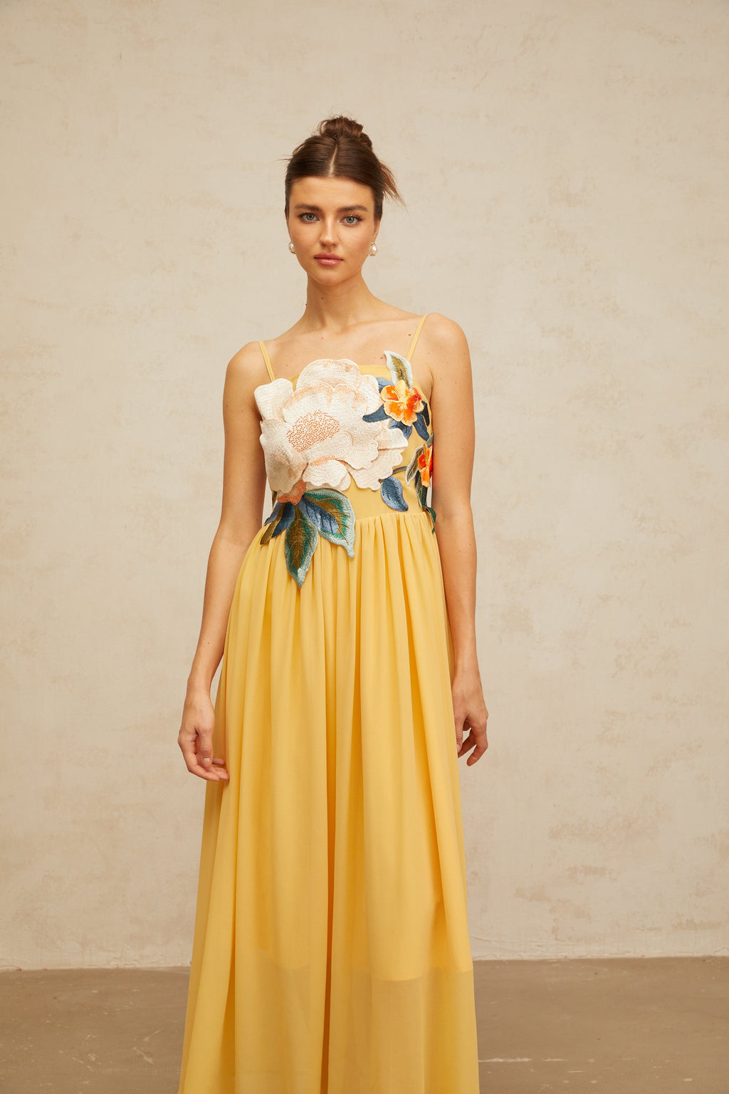Vestido largo floral y fruncido Josette en amarillo, con bordados florales y tirantes ajustables.