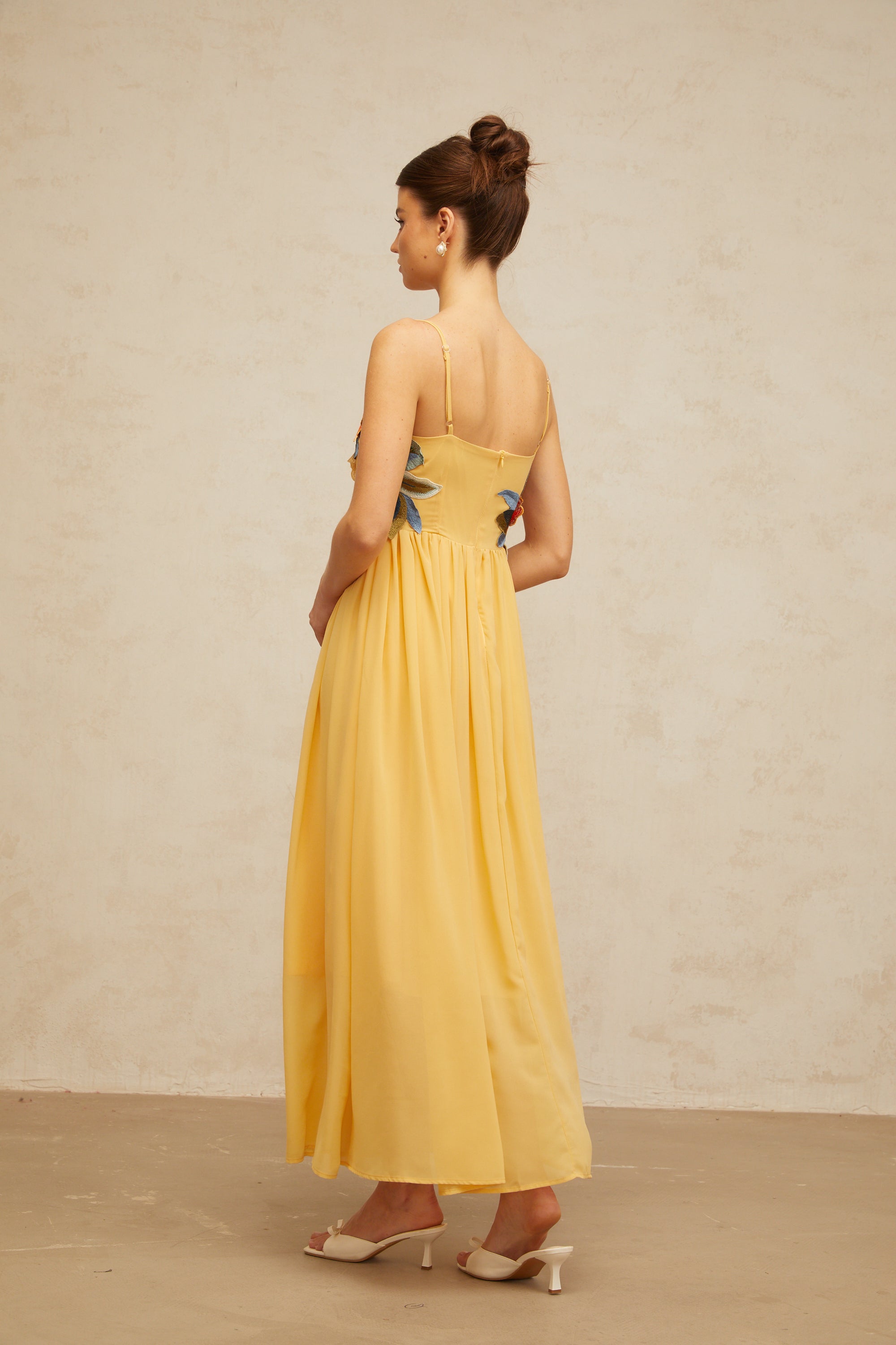 Vestido maxi floral con bordado y fruncido en amarillo, de la marca Final Sale, para un estilo elegante y cómodo.