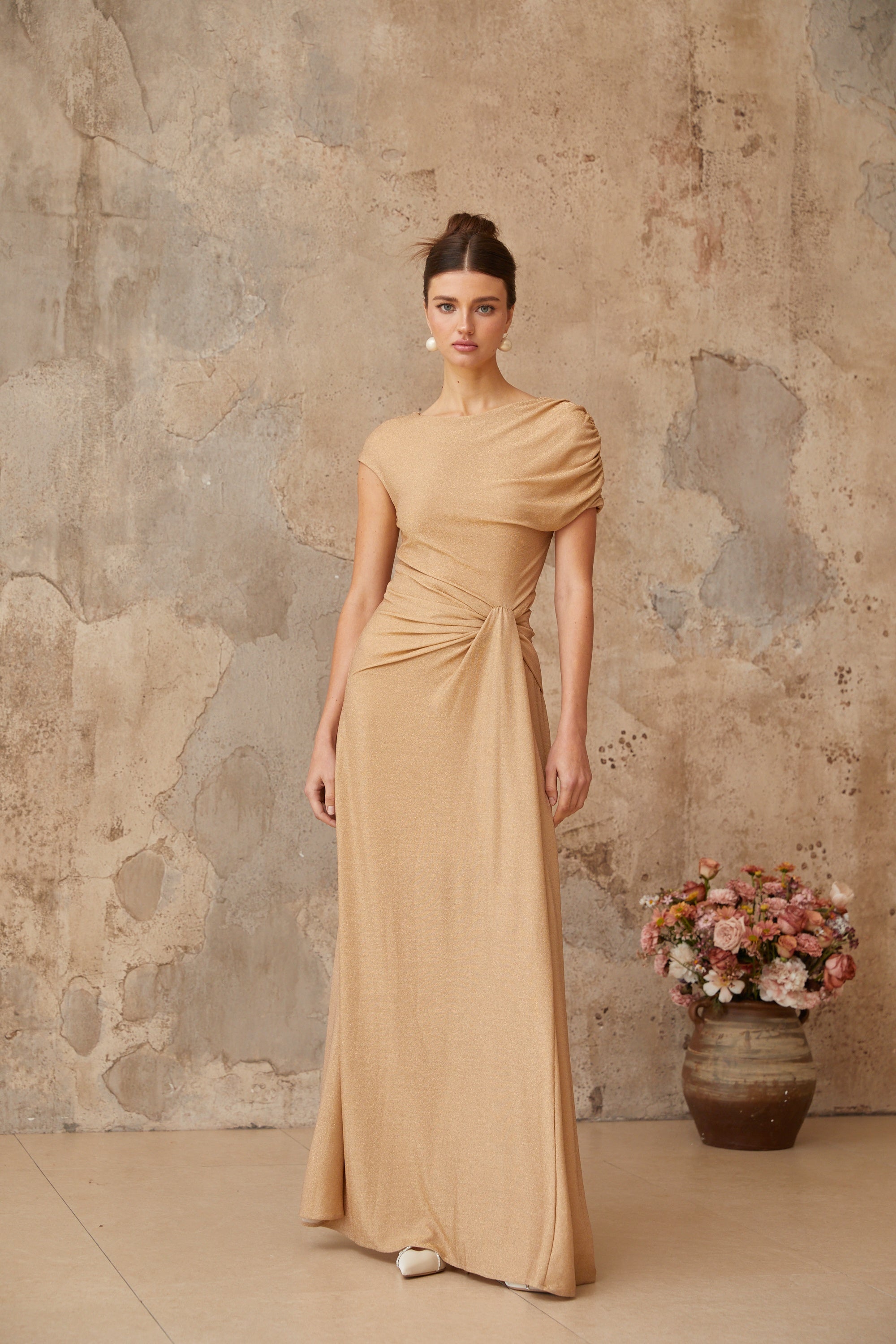 Vestido largo asimétrico dorado Rosalie con pliegues, estilo maxi y diseño elegante, para ocasiones especiales.