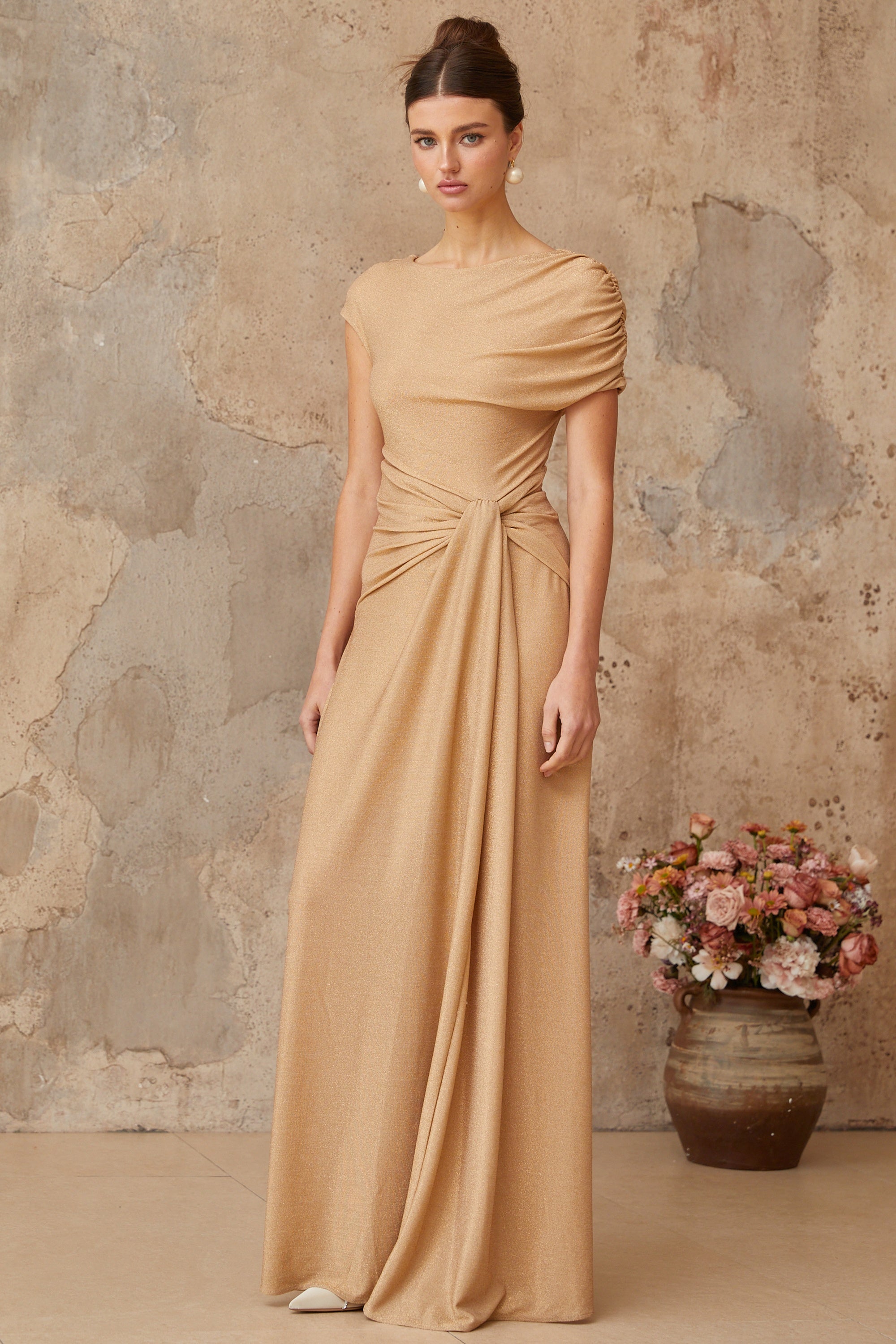 Vestido maxi dorado Rosalie con pliegues asimétricos, estilo elegante y largo, diseñado por Final Sale.