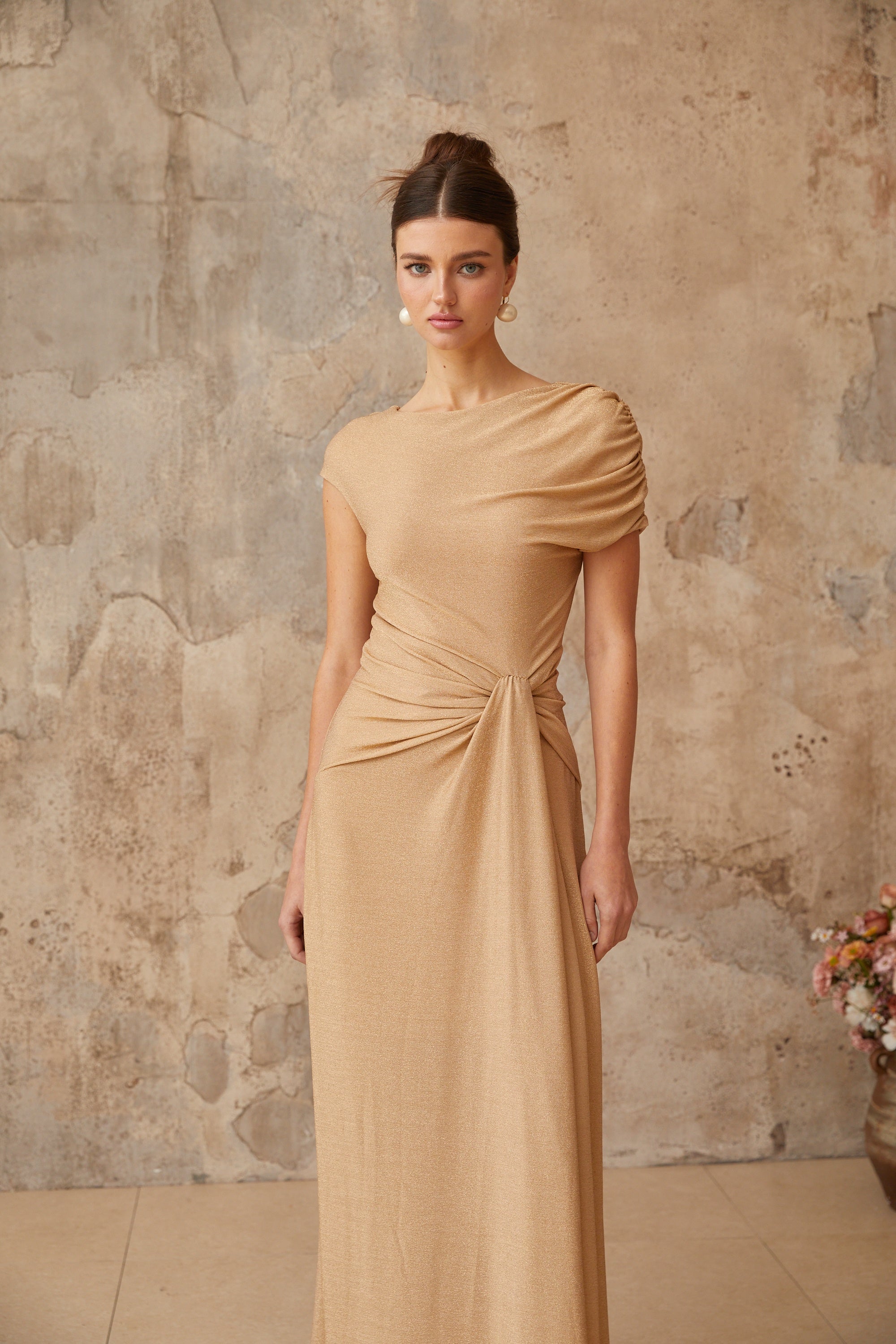 Vestido maxi dorado Rosalie asimétrico con pliegues, estilo elegante y largo, diseñado por Final Sale.