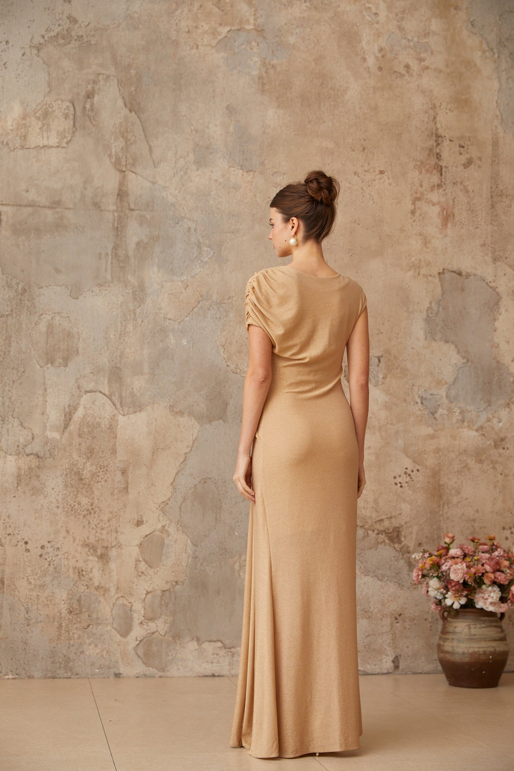 Vestido maxi dorado Rosalie de Final Sale con pliegues asimétricos y diseño largo, ideal para eventos elegantes.
