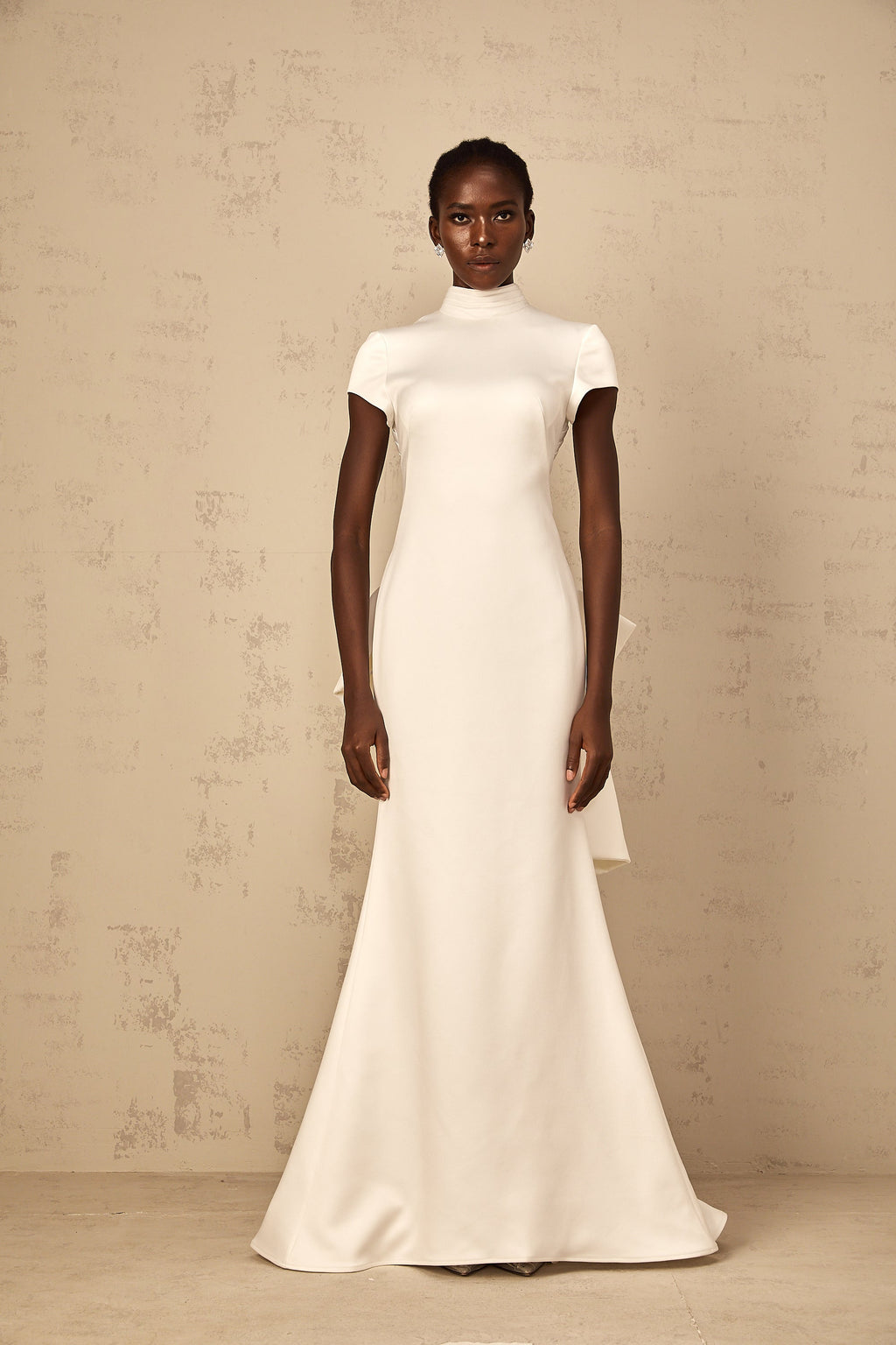 Vestido largo de sirena Camille Blanco con lazo llamativo y diseño elegante, ideal para ocasiones especiales.