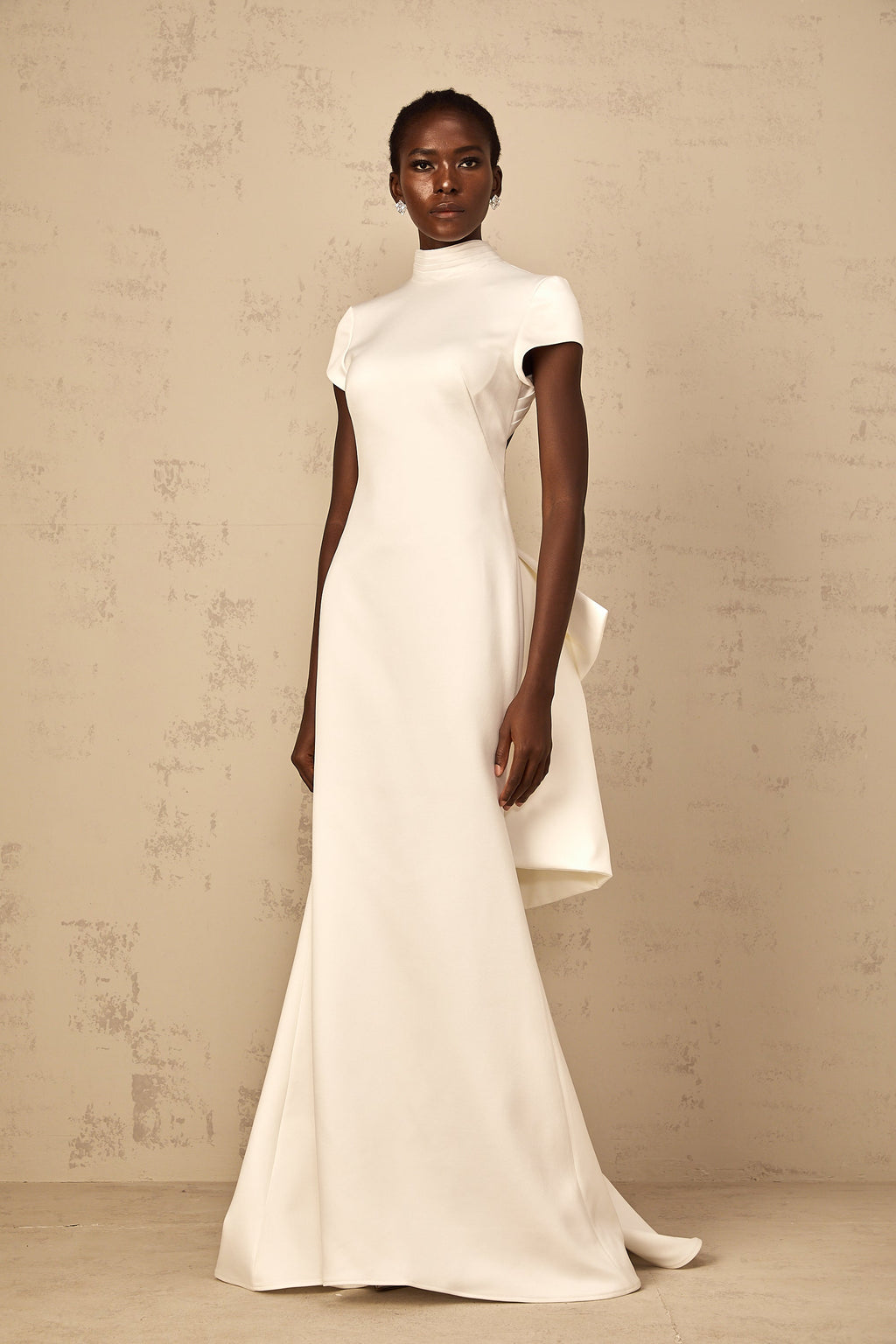 Vestido largo de sirena Camille en color blanco con lazo destacado, diseñado por Final Sale.
