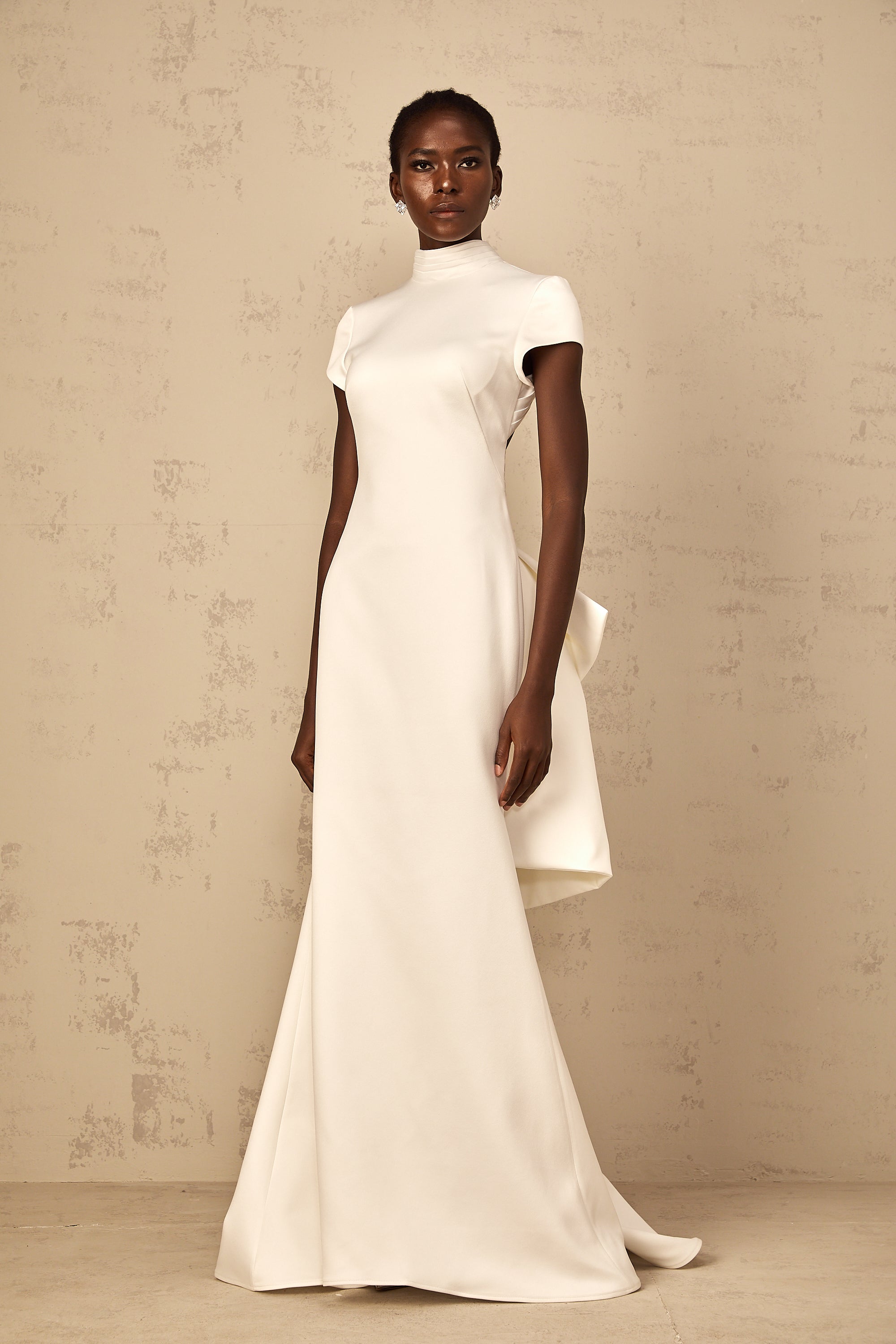 Vestido largo de sirena Camille en color blanco con lazo destacado, diseñado por Final Sale.