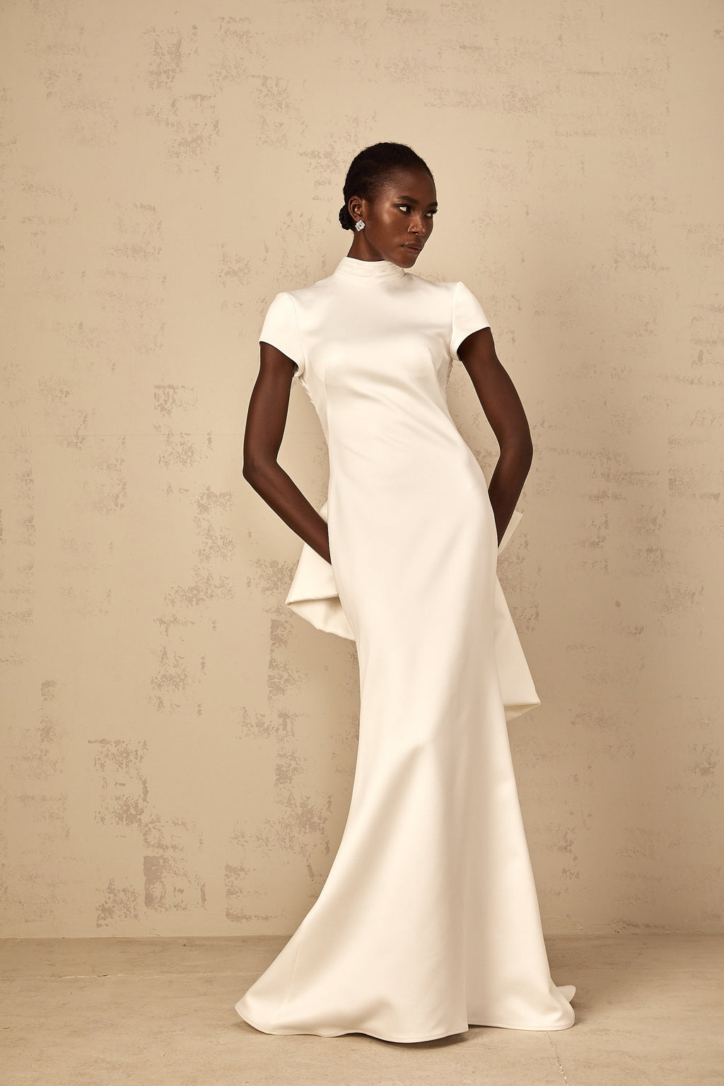 Vestido largo de sirena blanco Camille con lazo prominente, estilo maxi, para ocasiones elegantes.
