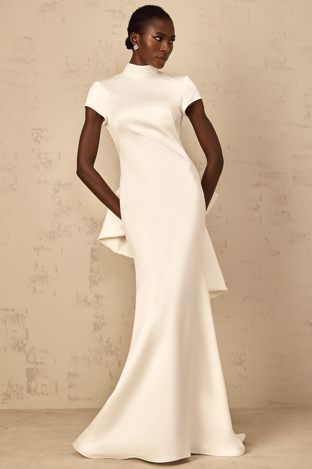 Vestido maxi de sirena blanco Camille con lazo llamativo, estilo elegante y moderno, para ocasiones especiales.