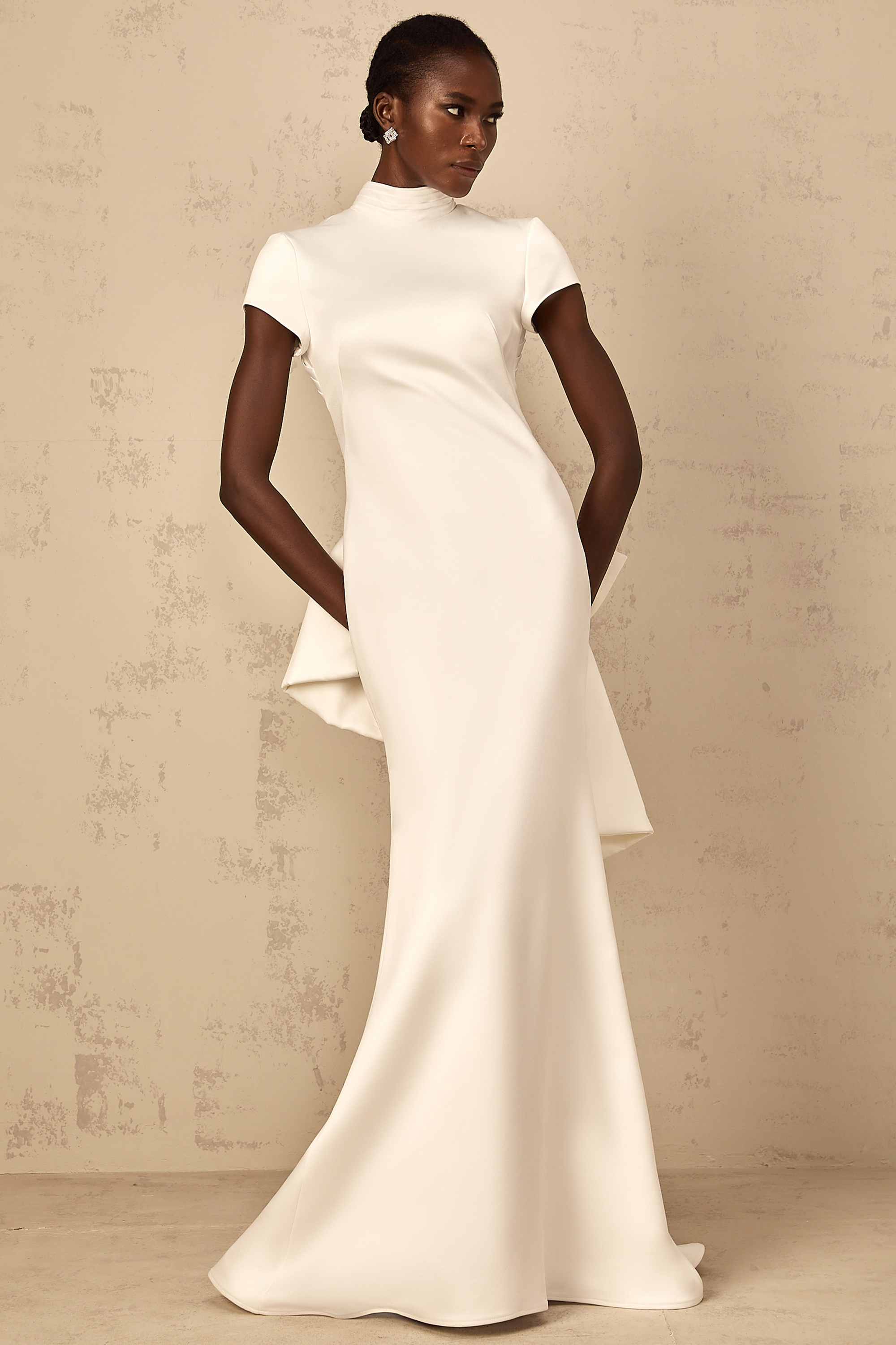 Vestido maxi de sirena blanco Camille con lazo llamativo, estilo elegante y moderno, para ocasiones especiales.