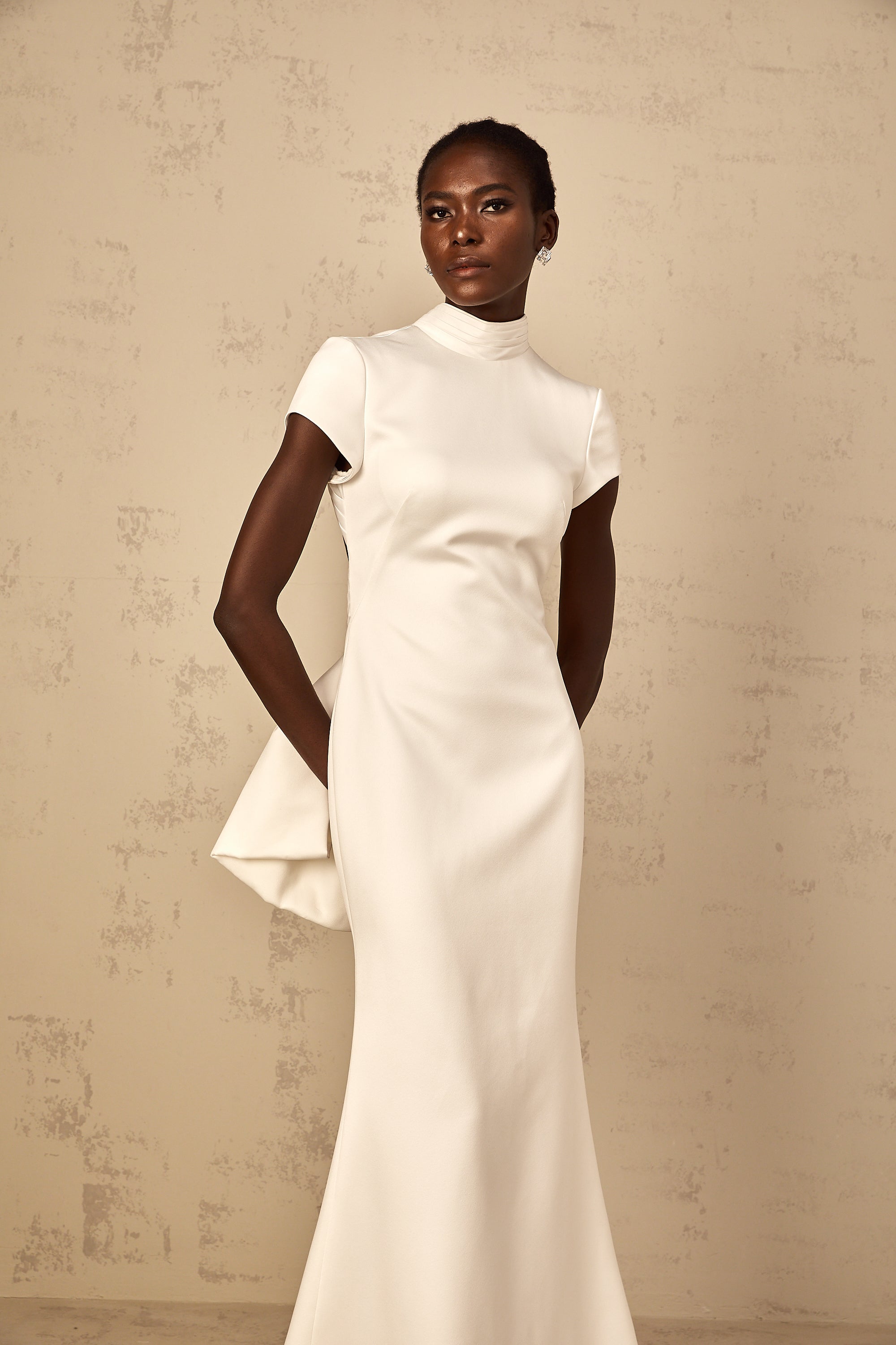 Vestido largo de sirena Camille blanco con lazo llamativo, estilo maxi y diseño elegante para ocasiones especiales.