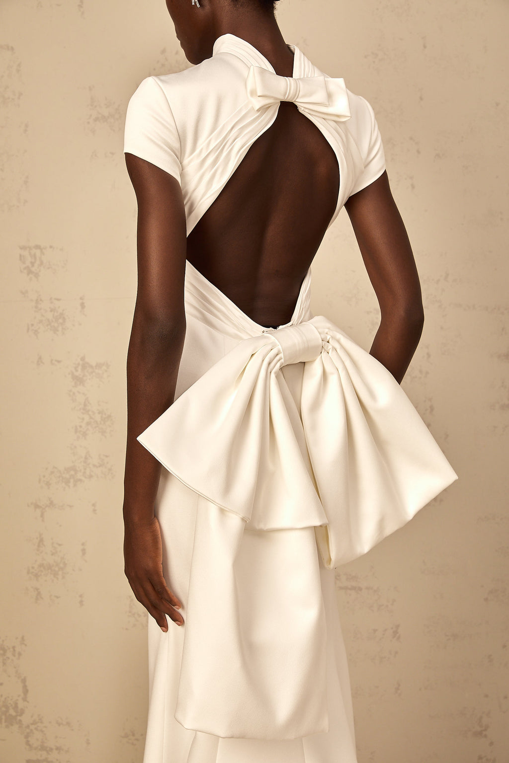 Vestido largo de sirena blanco Camille con lazo grande en la parte superior, estilo maxi y diseño elegante para ocasiones especiales