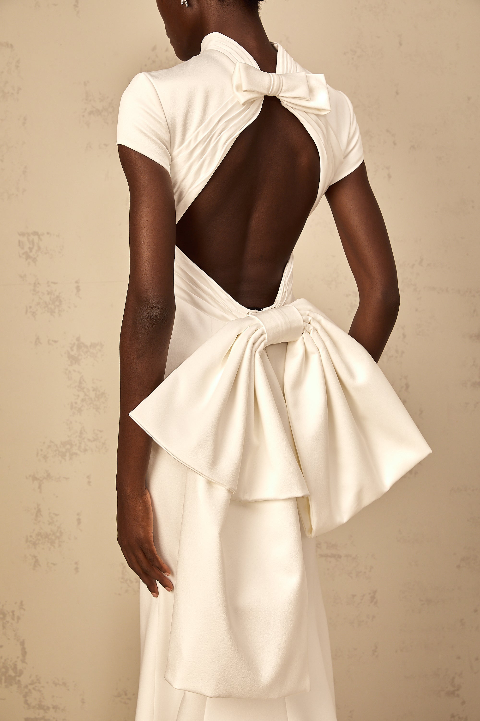 Vestido largo de sirena blanco Camille con lazo grande en la parte superior, estilo maxi y diseño elegante para ocasiones especiales