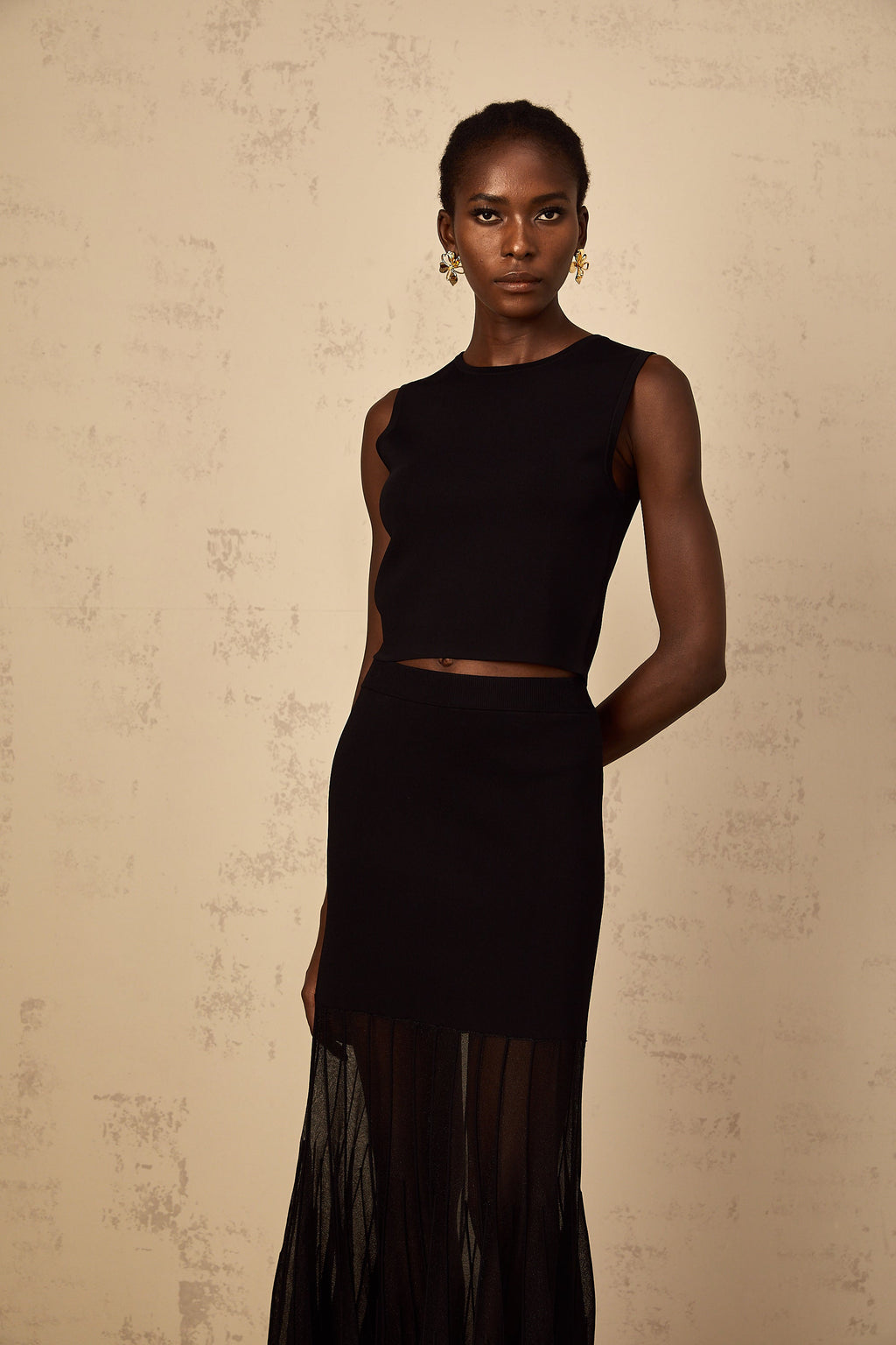 Conjunto de punto fino con paneles en negro y cereza de la marca Final Sale, incluye top y pantalones a juego.
