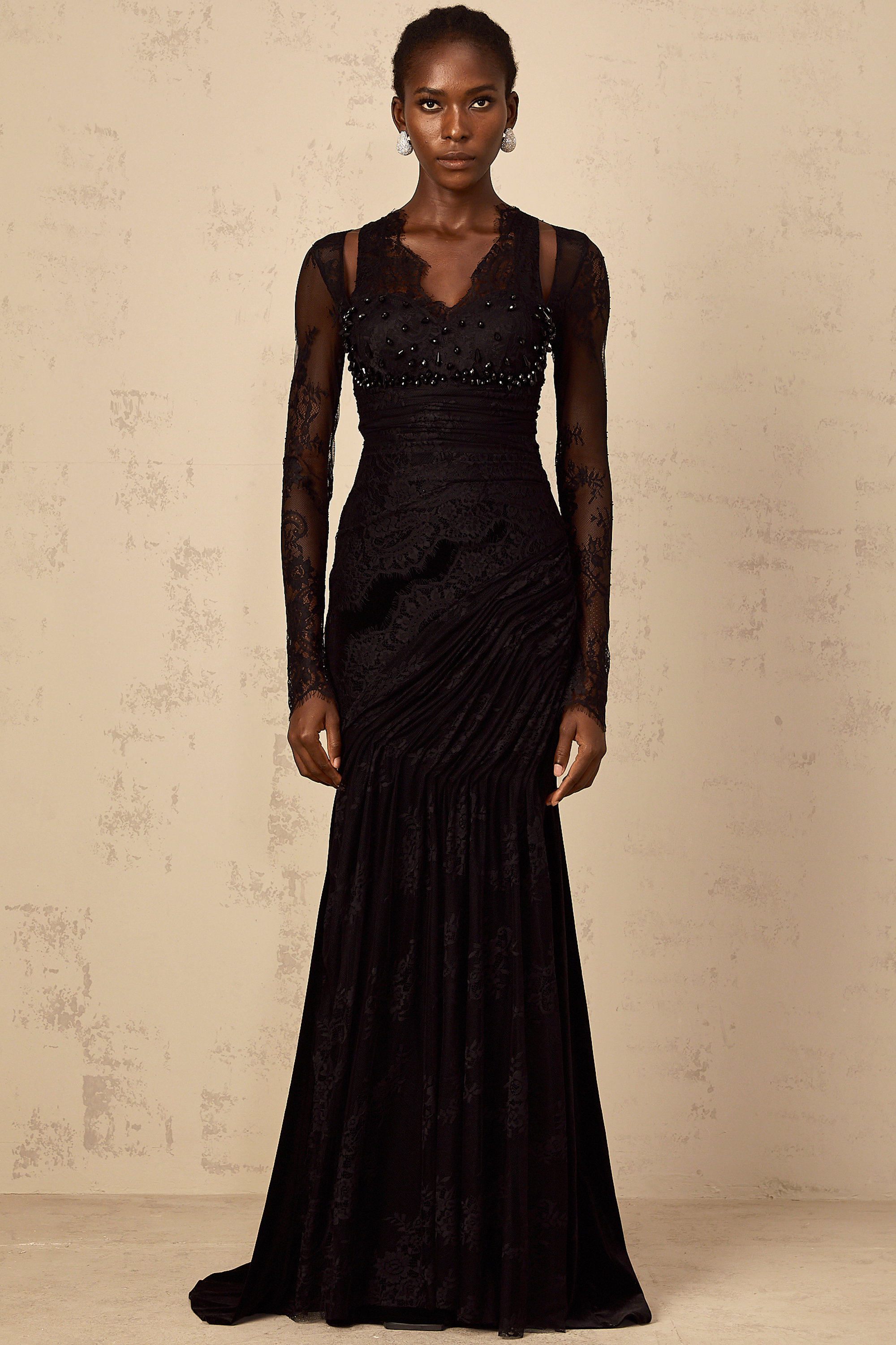 Vestido largo de sirena negro con encaje floral de la marca Final Sale, con diseño ajustado y detalles elegantes.