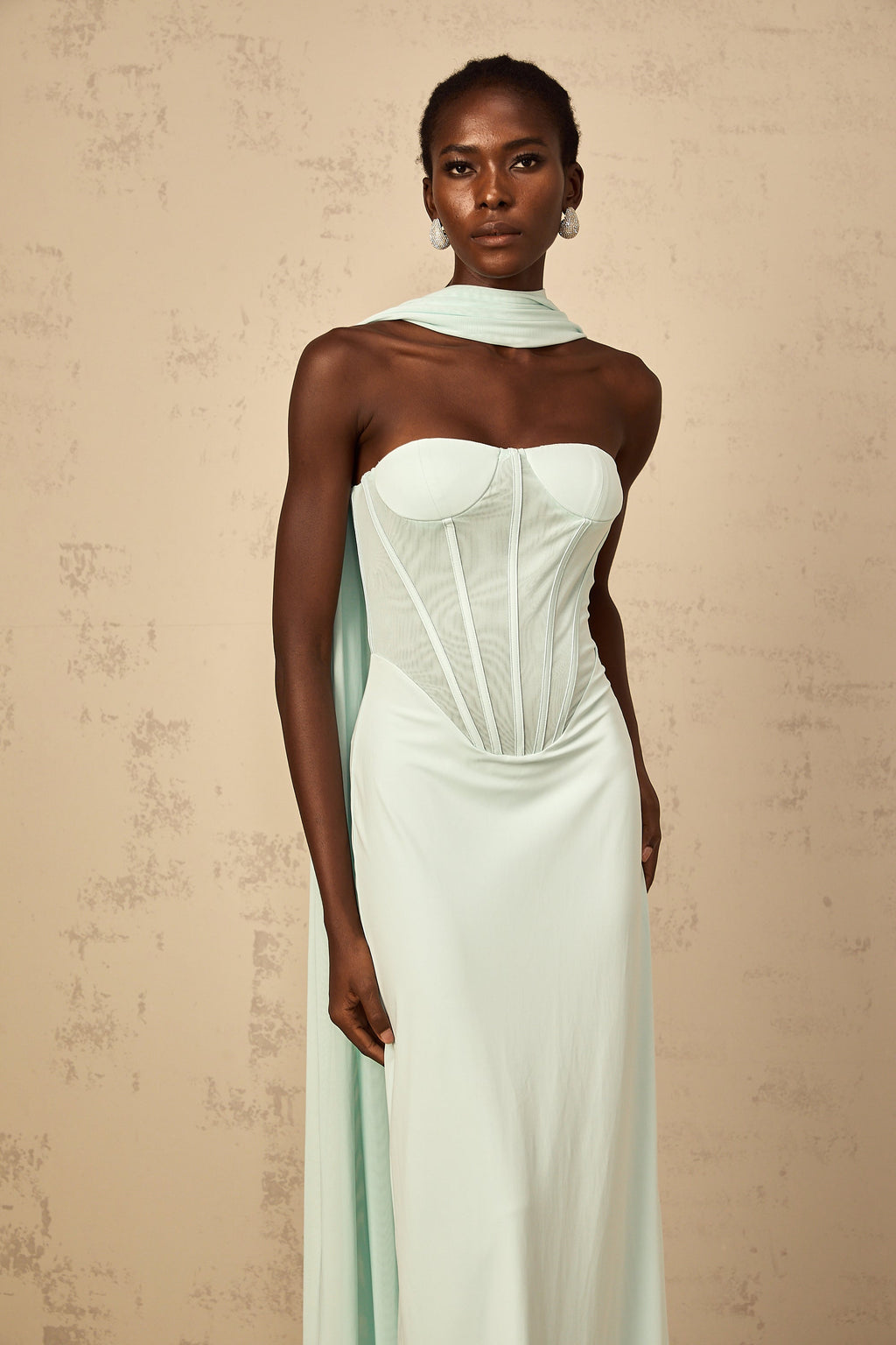 Vestido largo de corsé con panel de tul en color verde menta, diseño elegante y fluido, de la marca Final Sale.