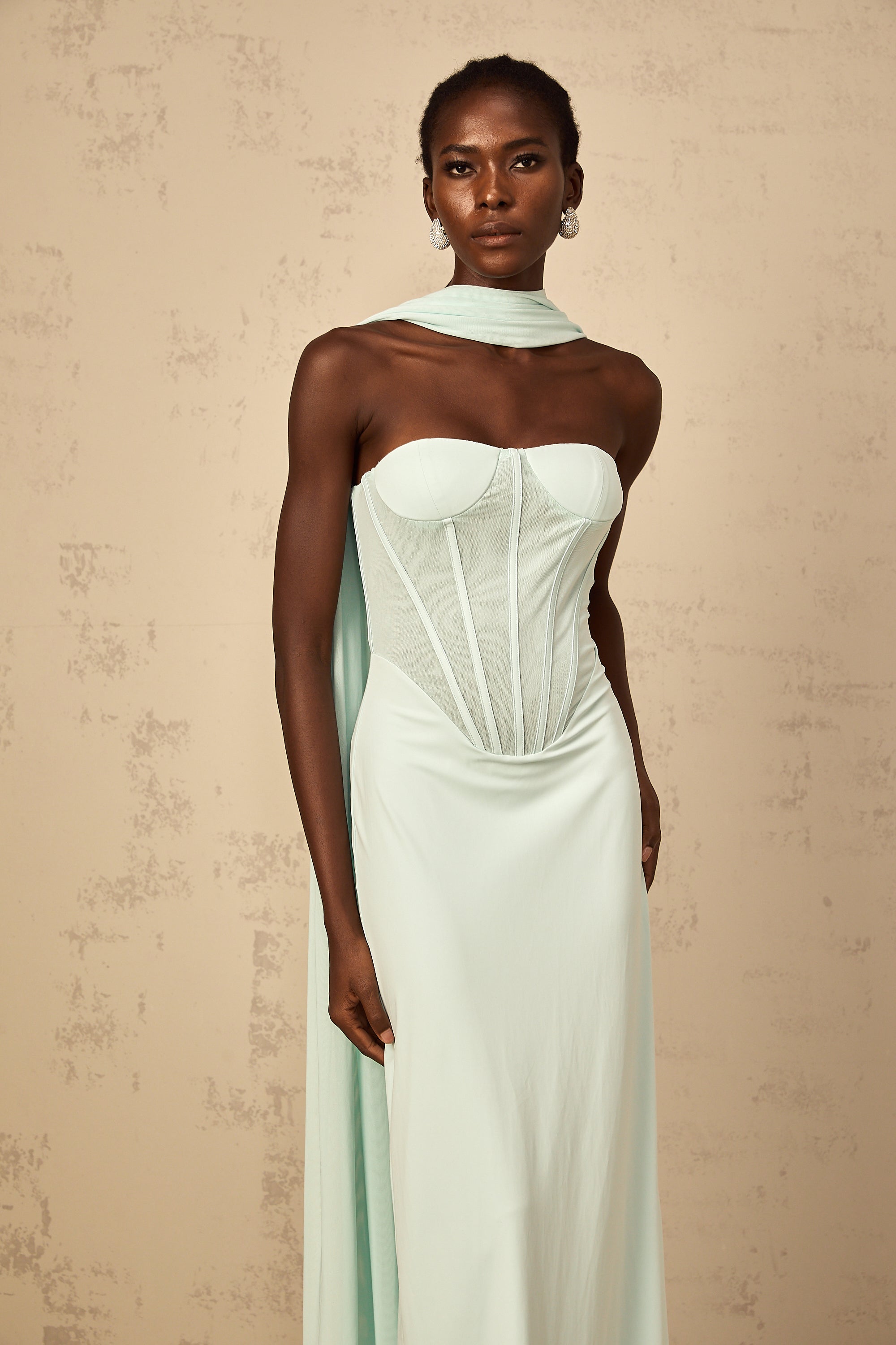Vestido largo de corsé con panel de tul en color verde menta, diseño elegante y fluido, de la marca Final Sale.