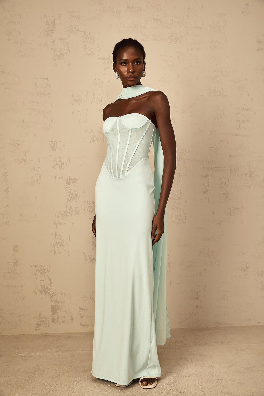 Vestido largo de corsé con panel de tul en verde menta, diseño maxi de la marca Final Sale, para ocasiones elegantes.