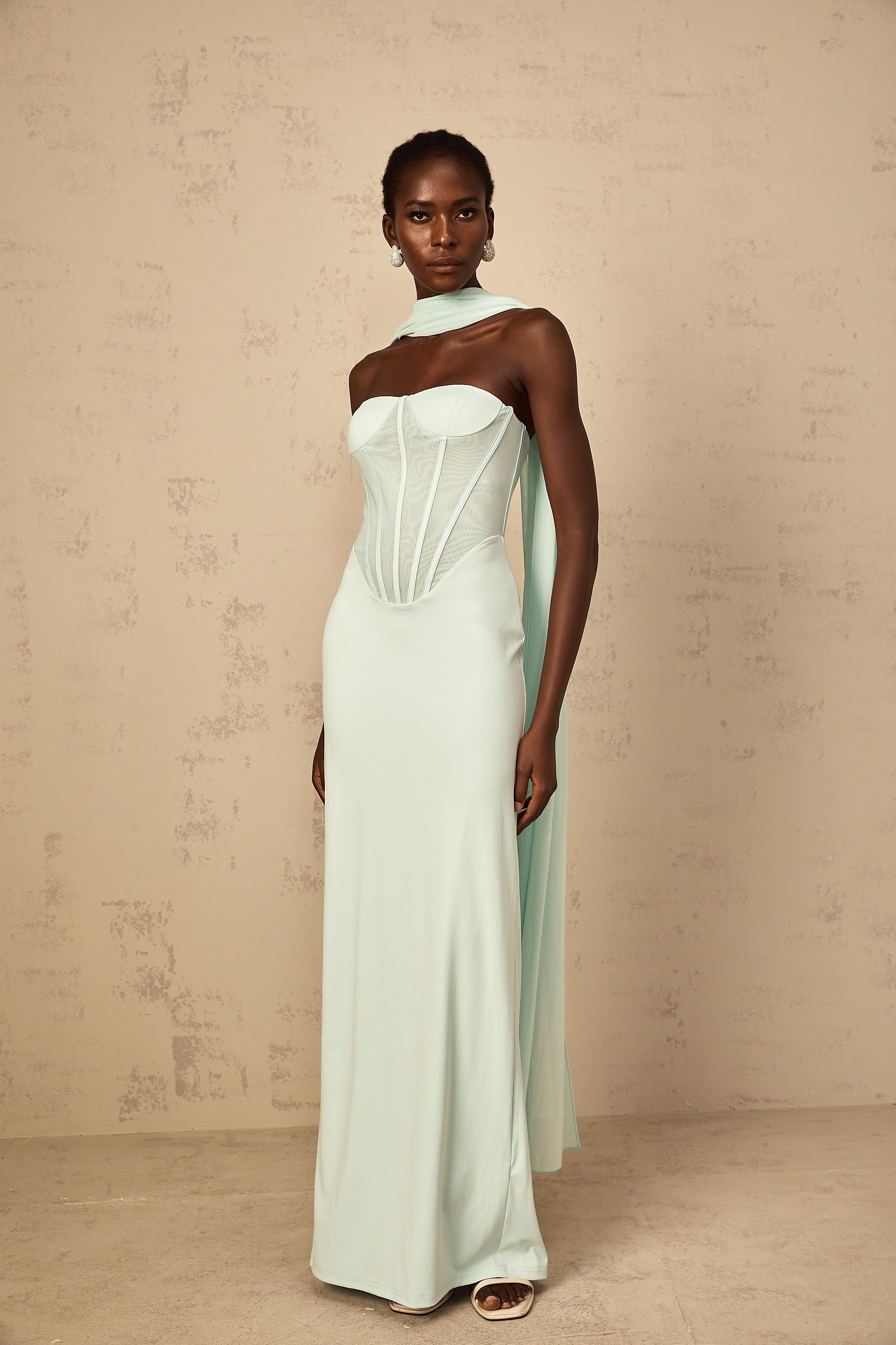 Vestido largo de corsé con panel de tul en verde menta, diseño maxi de la marca Final Sale, para ocasiones elegantes.