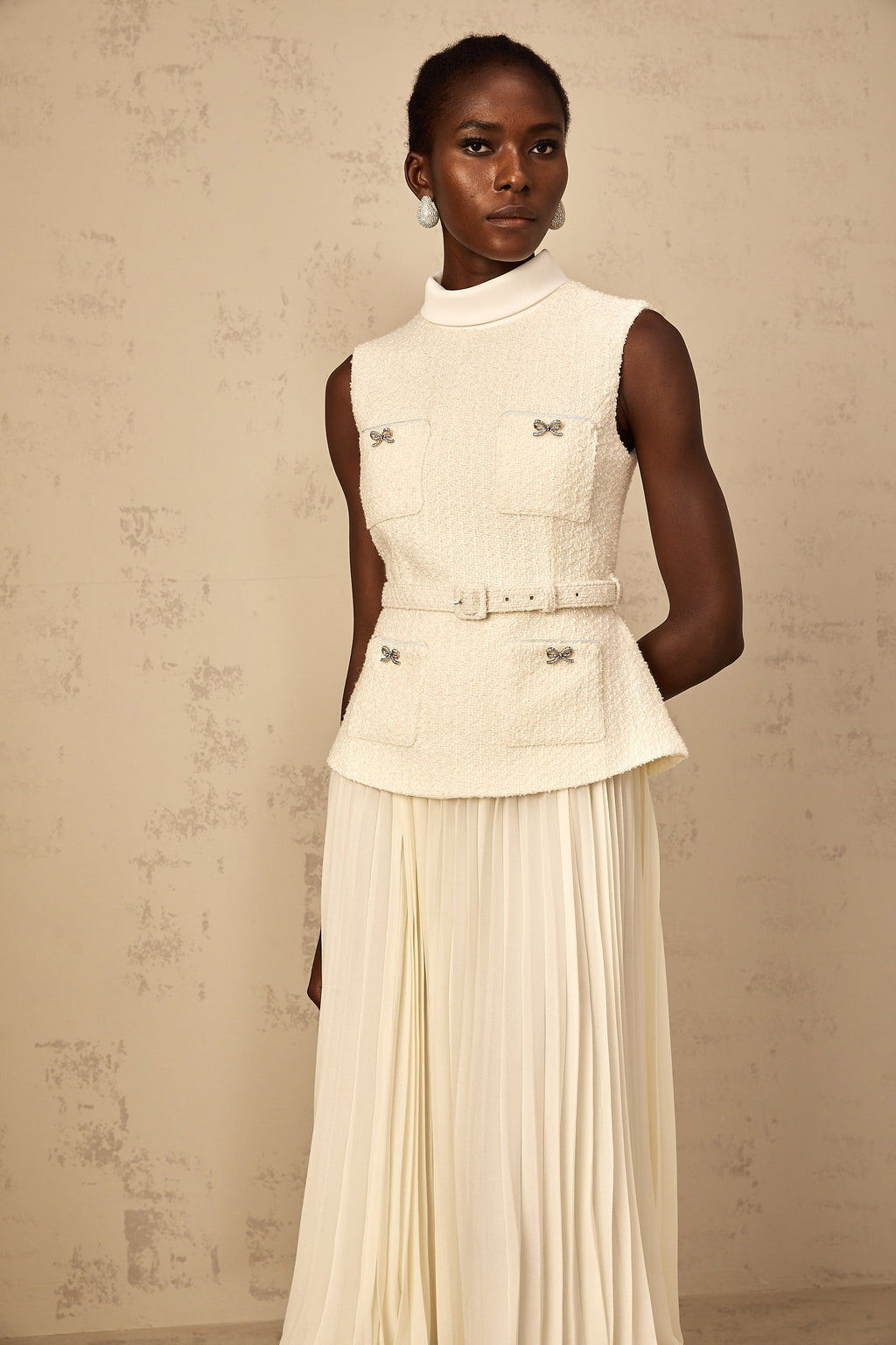Vestido midi de tweed con panel de tul en color blanco roto de la marca Final Sale, mostrando su diseño elegante y detalles texturizados.
