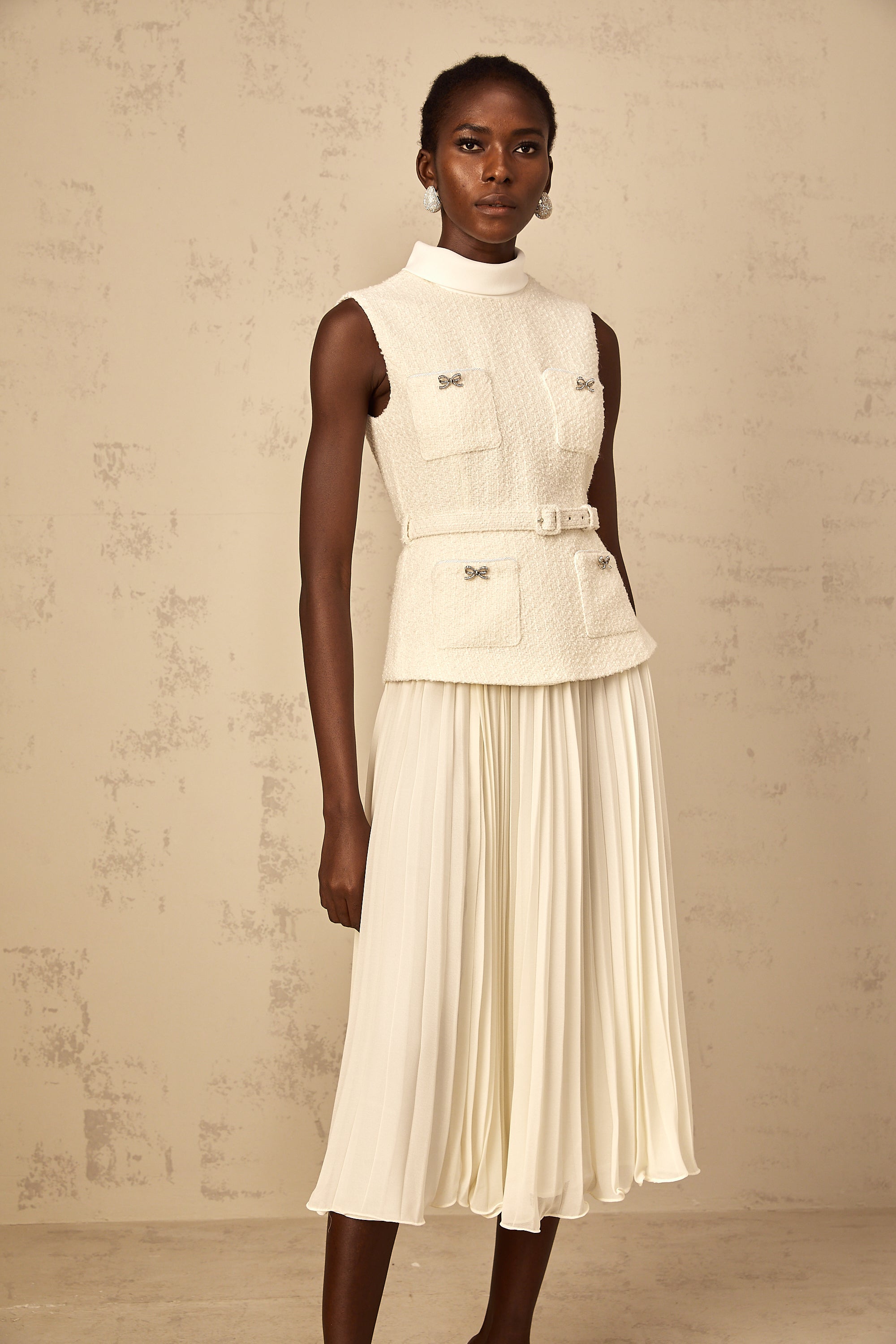Vestido midi de tul y tweed en color blanco roto de la marca Final Sale, con paneles de tul y textura de tweed.