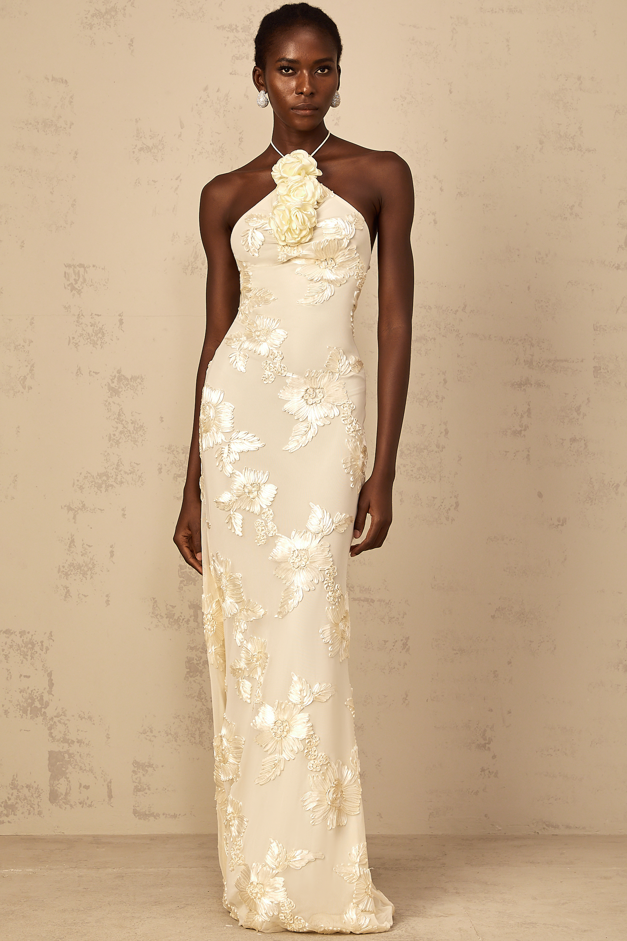 Vestido largo halter con bordados en tonos neutrales de Melanie Neutrals, estilo maxi, diseñado para ocasiones elegantes.