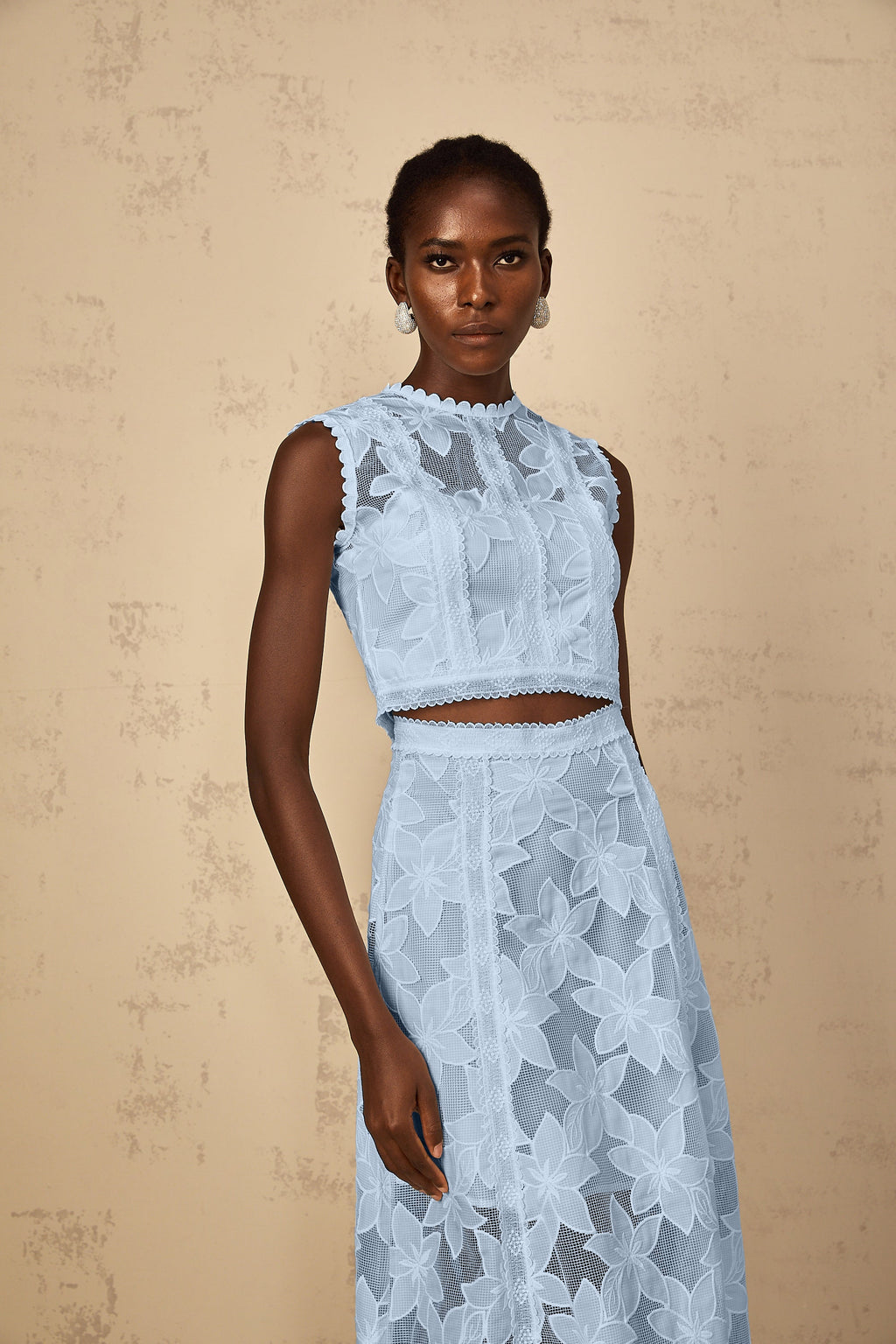 Conjunto de top y falda azul con bordados florales de MRMelbourne, estilo elegante y femenino, visible en la imagen.