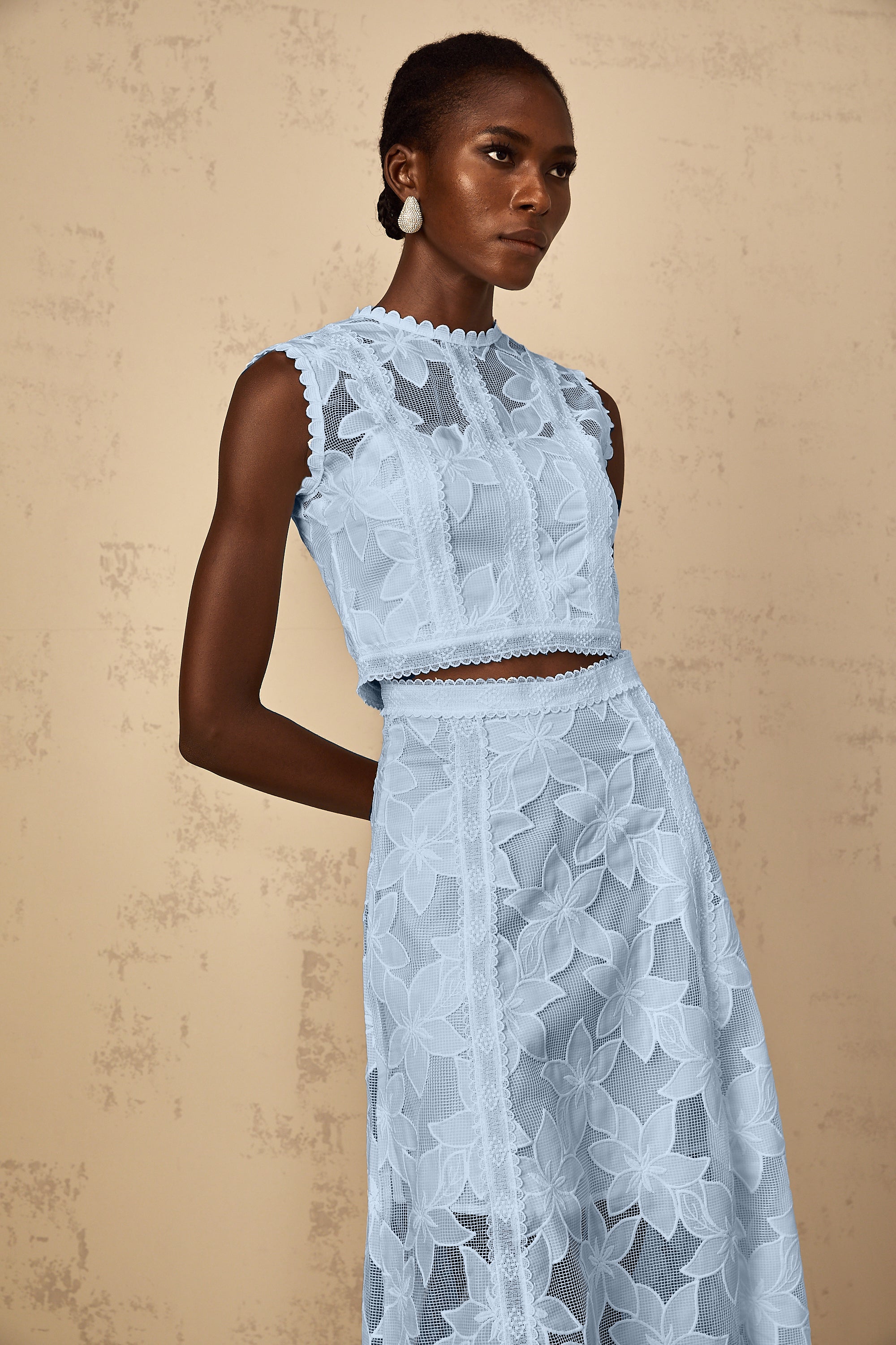 Conjunto de blusa y falda azul con bordados florales de MRMelbourne, estilo elegante y detalles florales en la ropa.