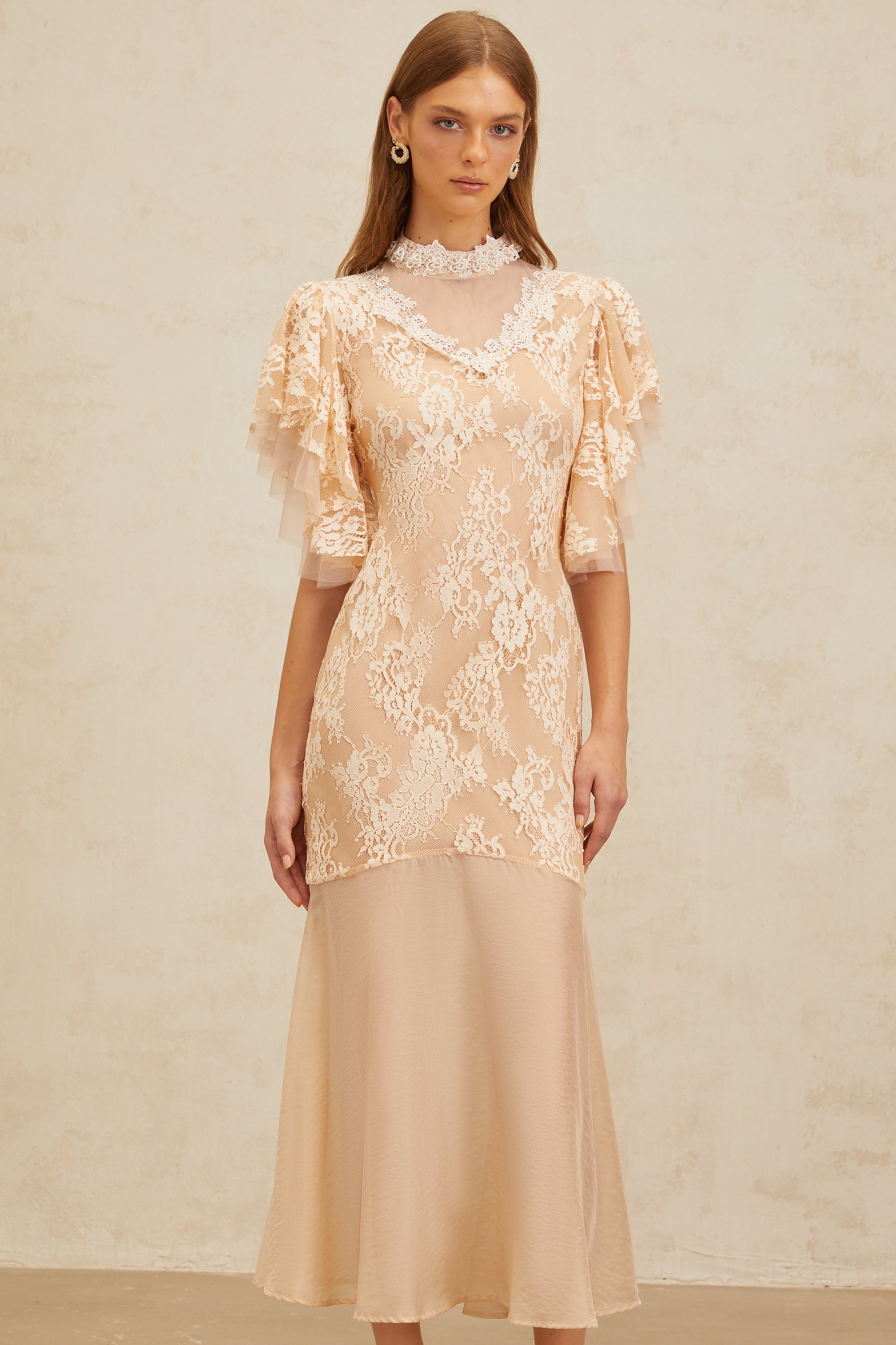 Vestido midi de encaje floral con adornos y paneles en tonos neutros de MRParis, con diseño elegante y detalles delicados.