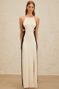 Vestido largo de punto blanco Coralie con recortes, estilo maxi, de la marca Final Sale, mostrado en la imagen.