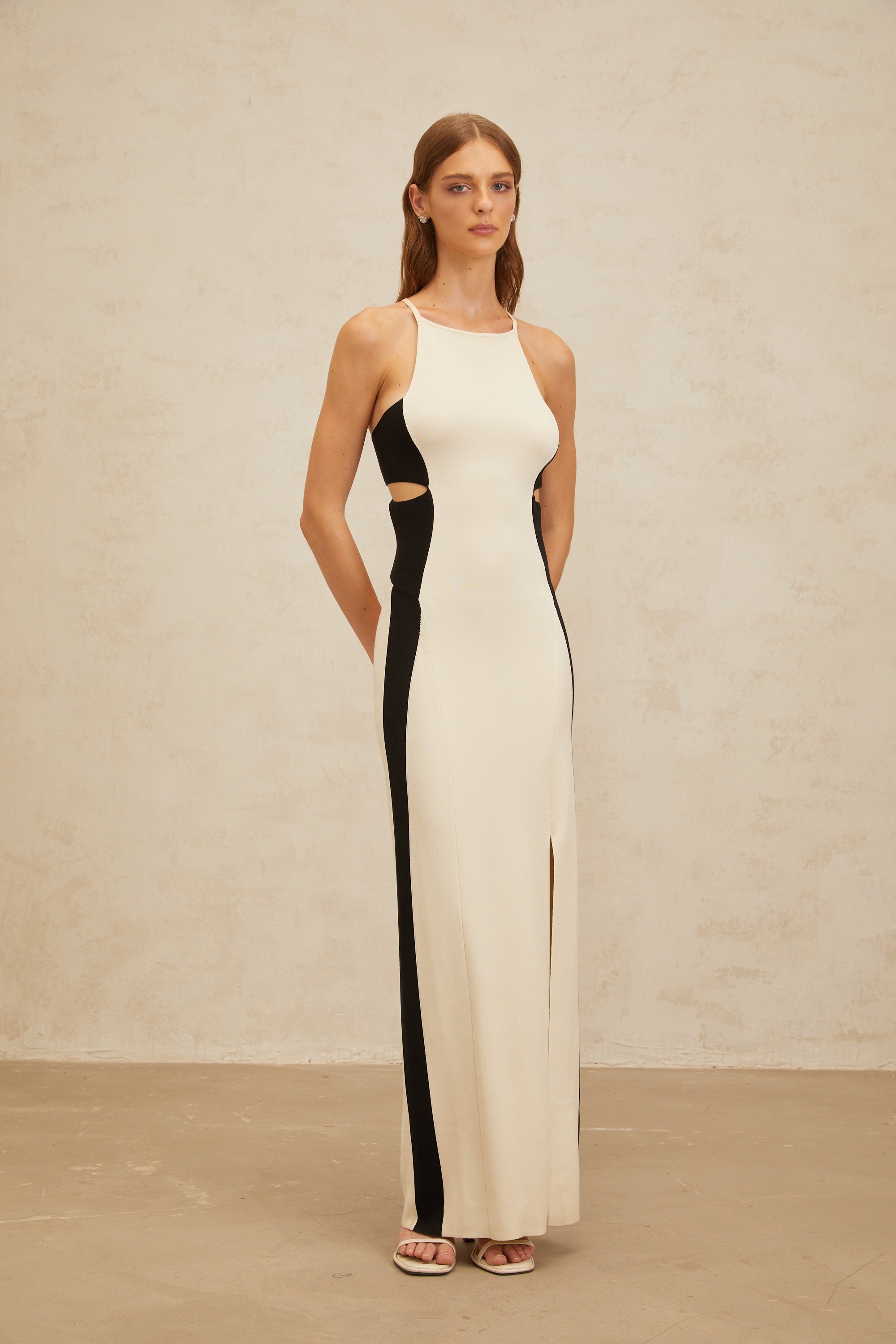Vestido largo blanco Coralie con cortes y tejido de punto, diseñado por Final Sale, elegante y moderno para ocasiones especiales.